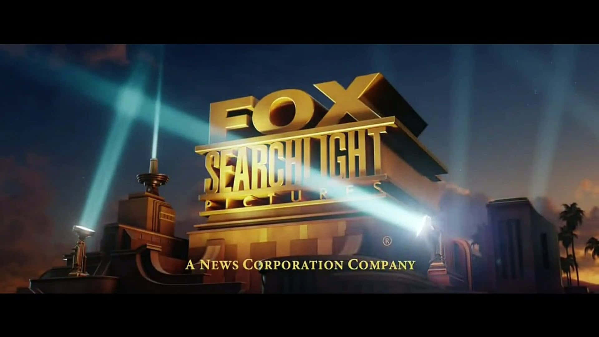 Fox Searchlight Pictures標誌在黃昏聚光燈下發光。