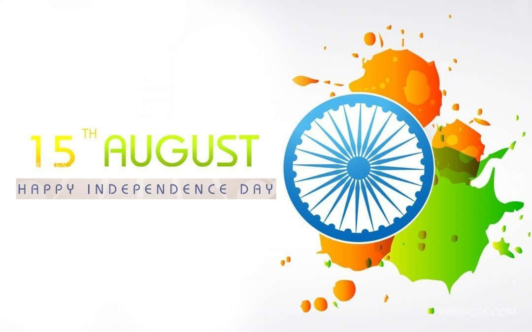Independence Day 桌布 壁紙 — 鮮豔的印度國旗色彩在藍色阿育王法輪周圍飛濺，並帶有「8月15日快樂獨立日」文字。