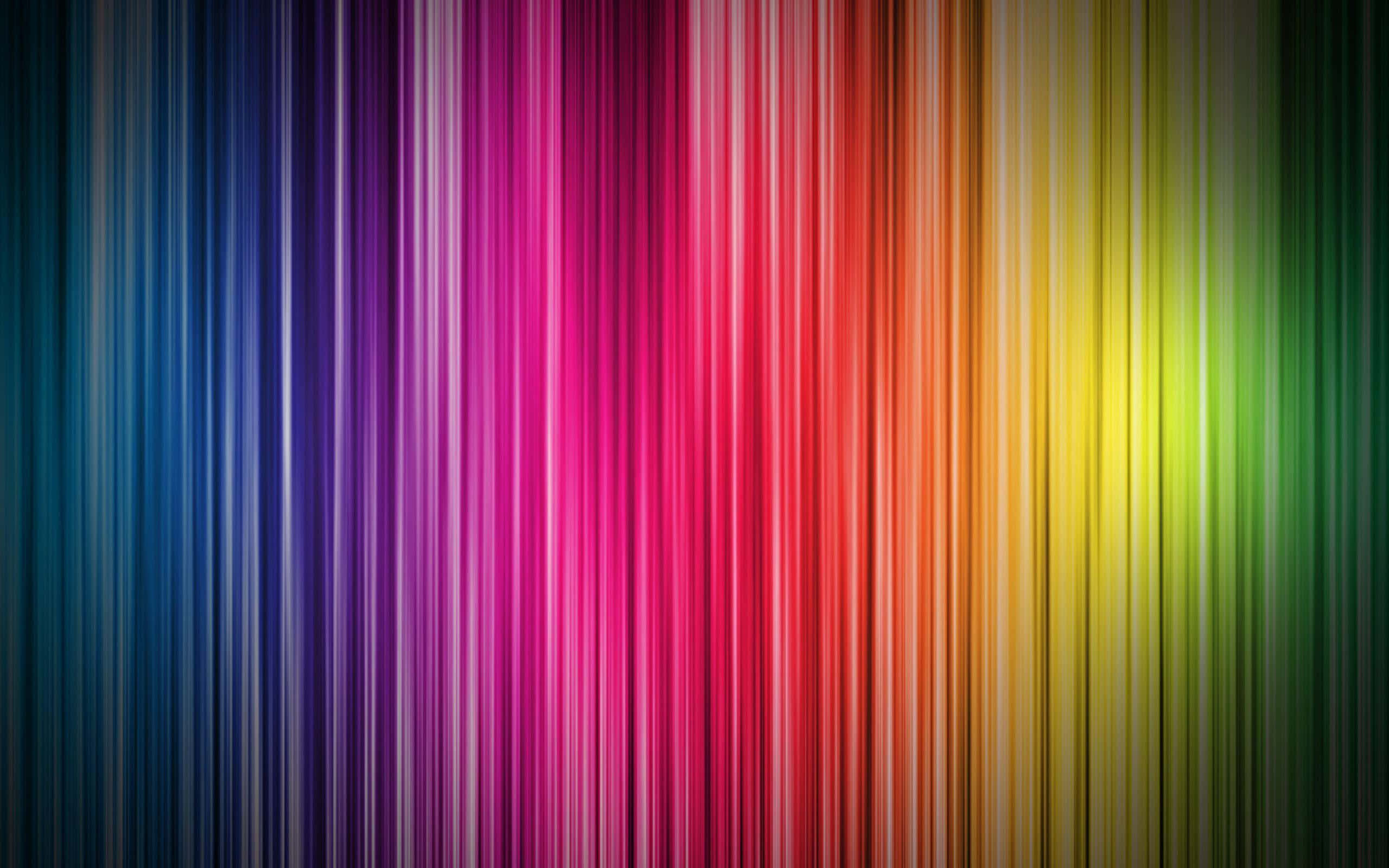 Cute Stripes 桌布 壁紙 — 鮮豔的垂直彩虹條紋從明亮的中心向外輻射，邊緣漸變為深藍色和深綠色。
