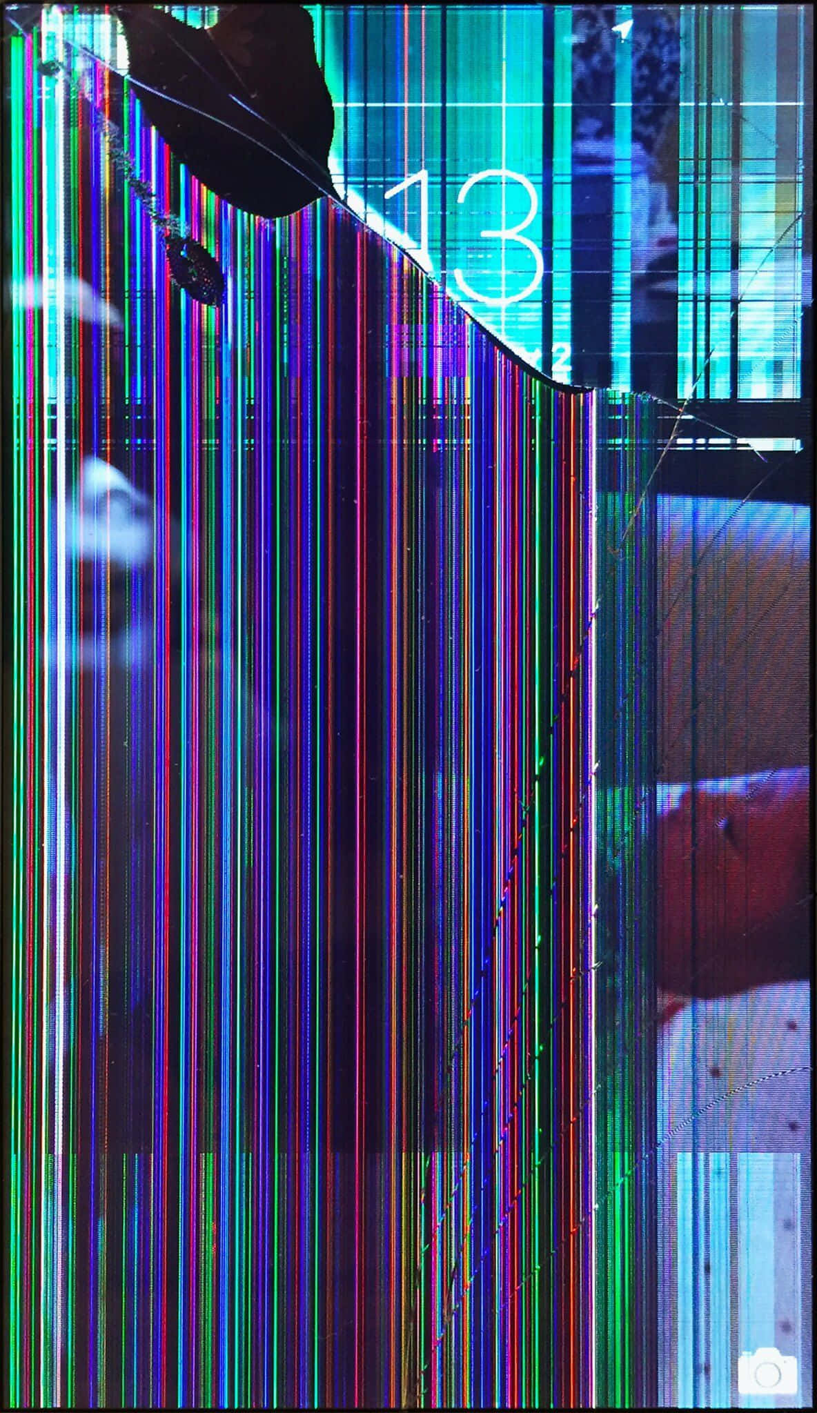 Lcd 桌布 壁紙 — 鮮豔的垂直故障線條在顯示數字13的碎片化數位顯示器上層疊。