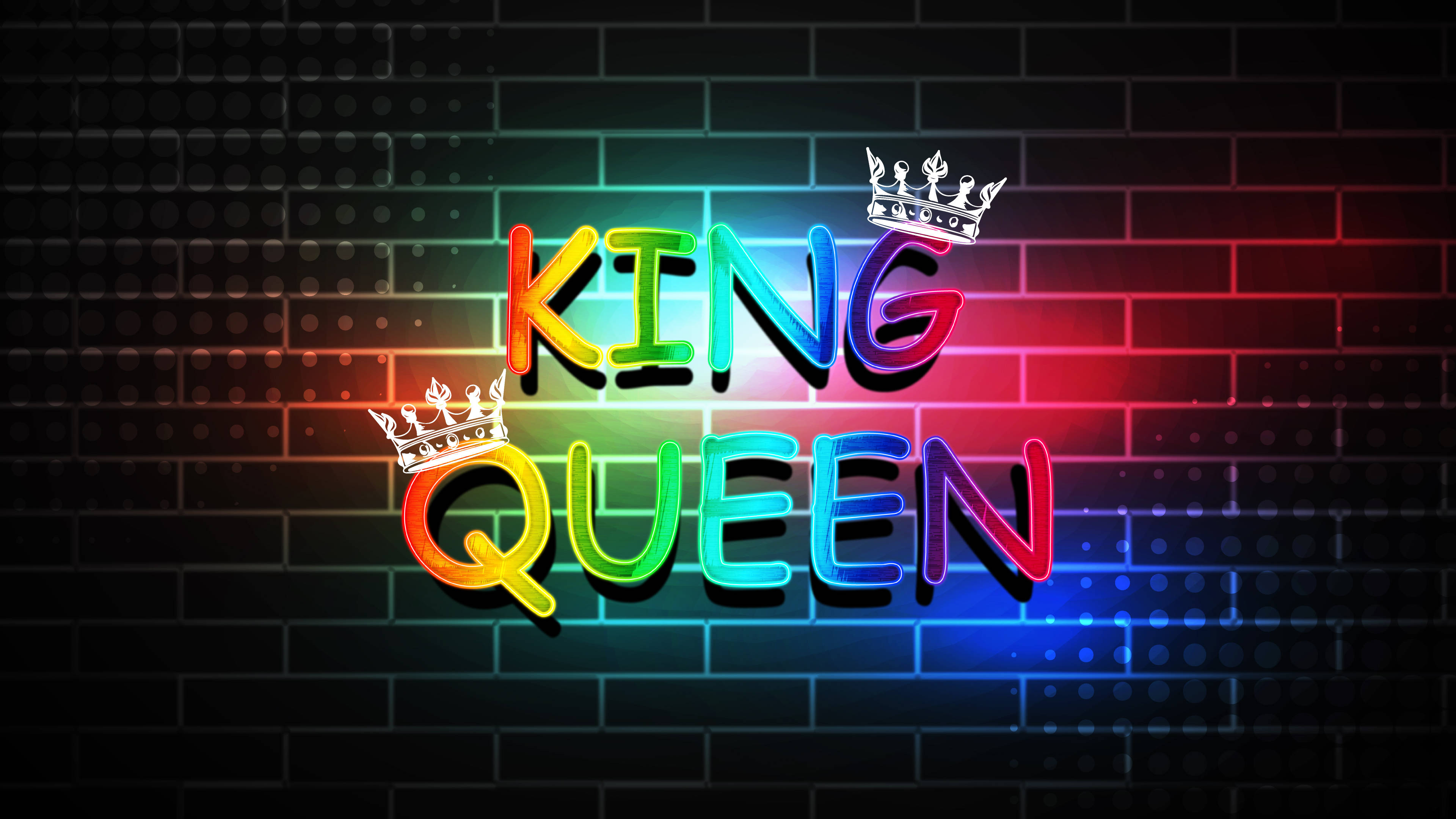 Queen 桌布 壁紙 — 鮮豔的彩虹霓虹燈牌拼出國王和王后，帶有皇冠，在深色磚牆上發光。