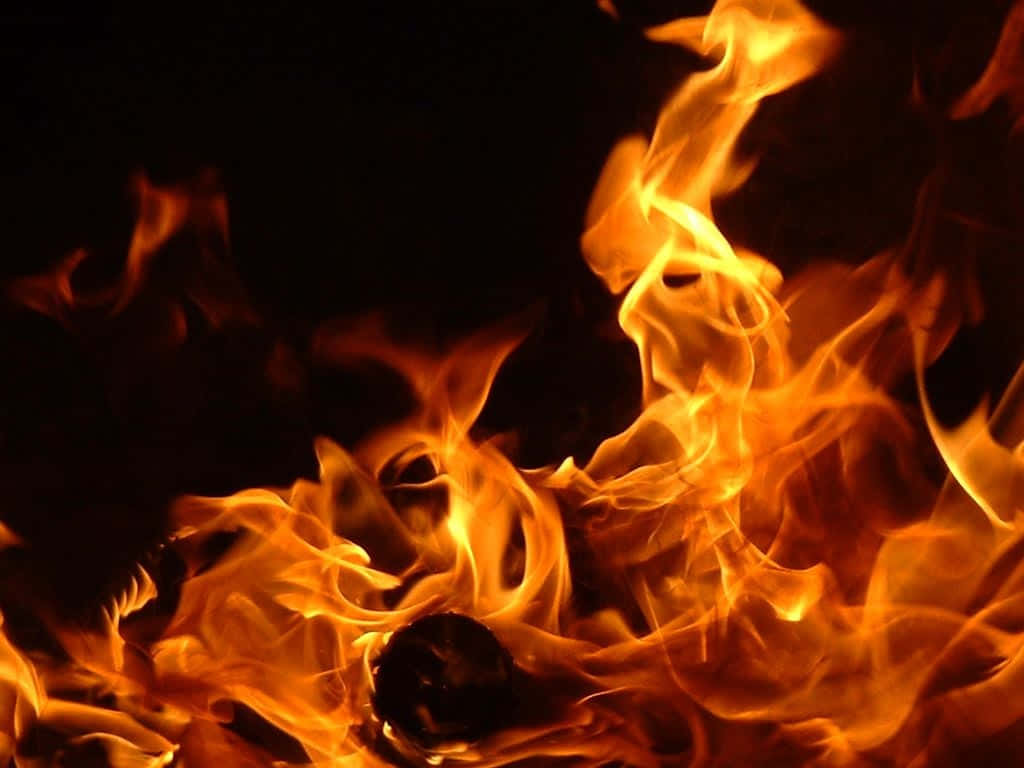 Flame 桌布 壁紙 — 鮮豔的橙色和黃色火焰在深黑色背景上動態舞動。