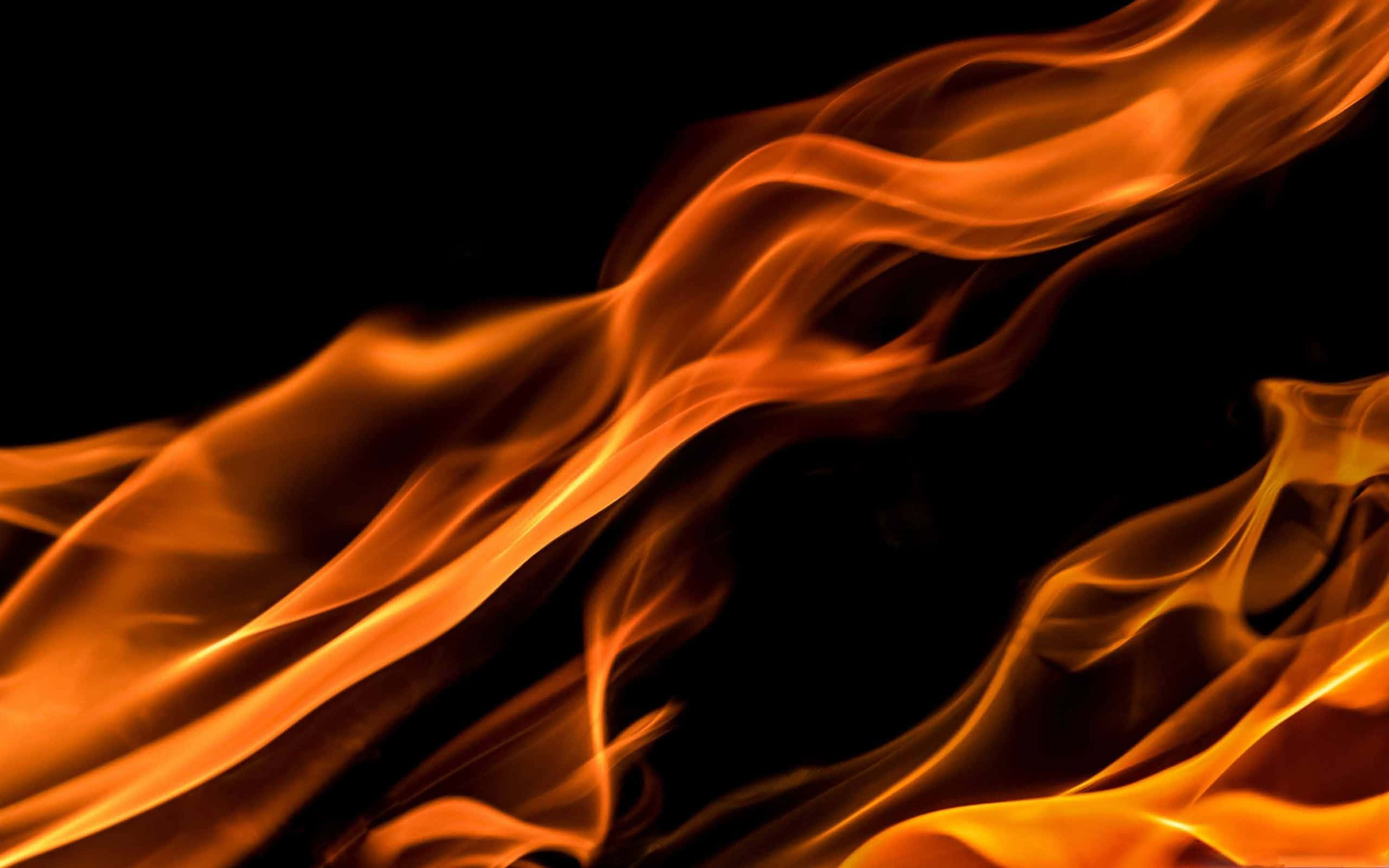 Flames 桌布 壁紙 — 鮮豔的橙色和黃色火焰在純黑色背景上動態流動，營造出戲劇性的火焰紋理。
