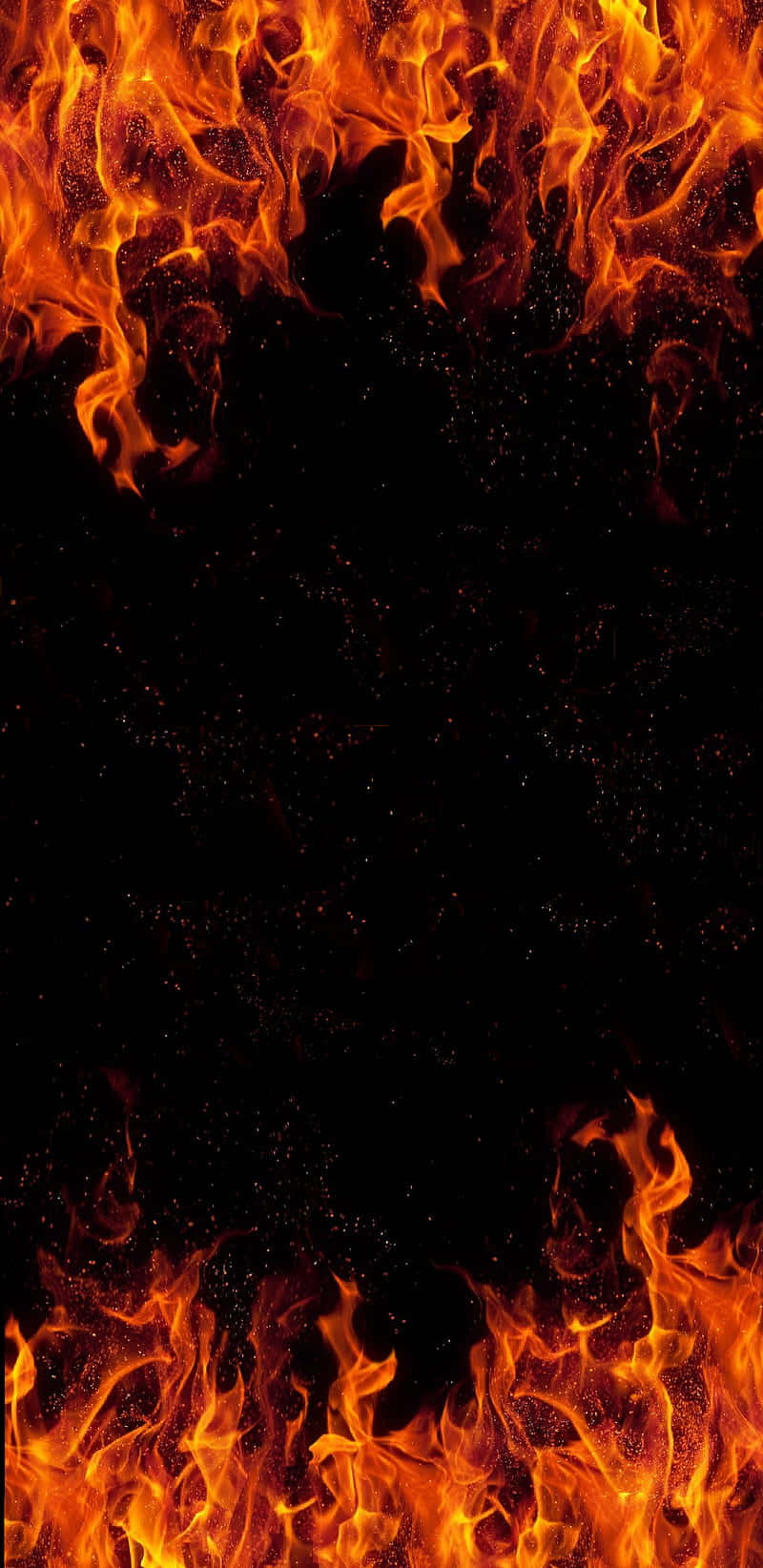 燃燒 桌布 壁紙 — 鮮豔的橙色和黃色火焰舔舐著黑色背景的邊緣，中央漂浮著發光的餘燼。