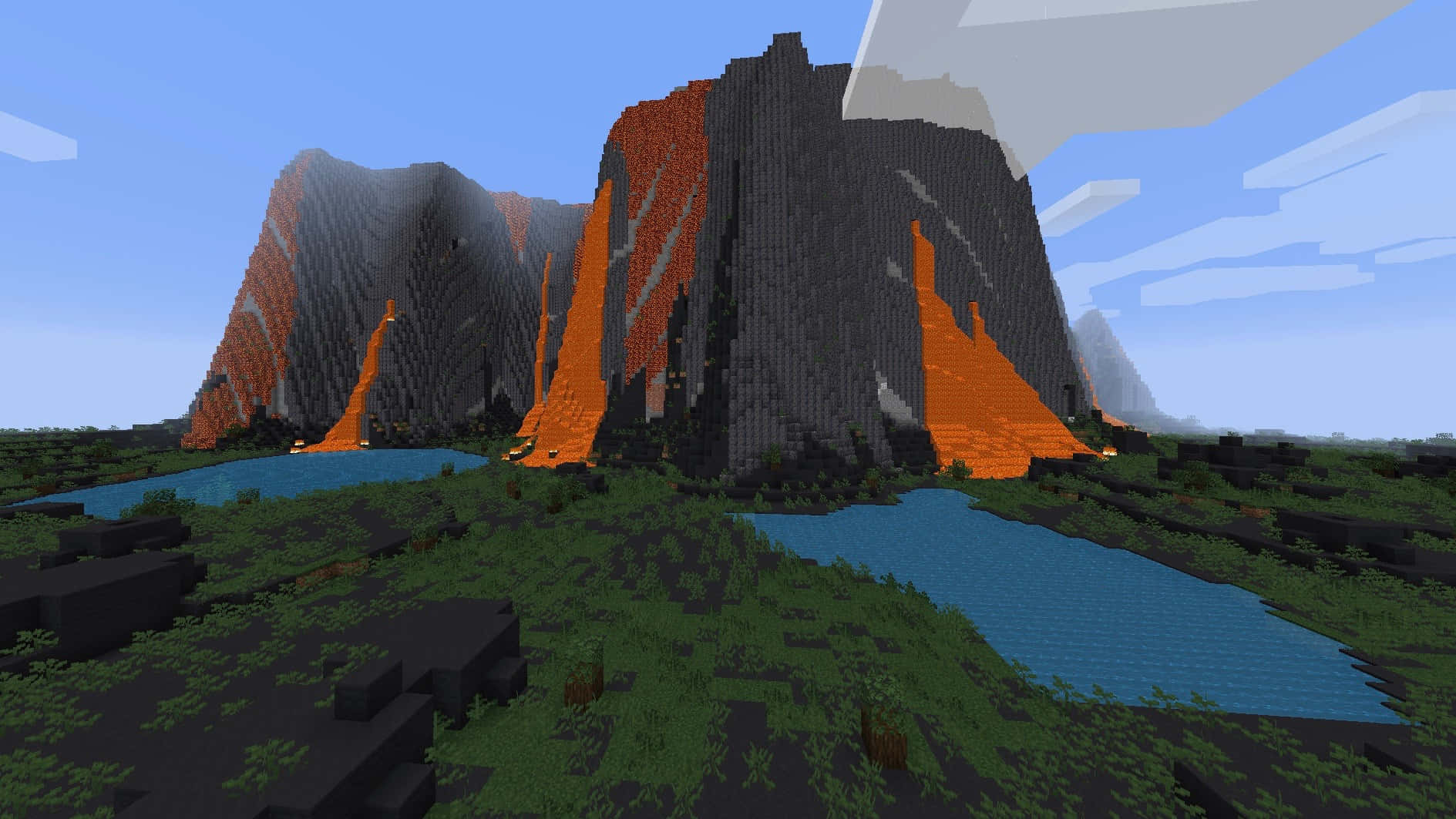 Minecraft Mods 桌布 壁紙 — 鮮豔的橙色熔岩流從塊狀山脈傾瀉而下，流入寧靜的藍色河流，在晴朗的天空下，呈現出像素化的Minecraft景觀。