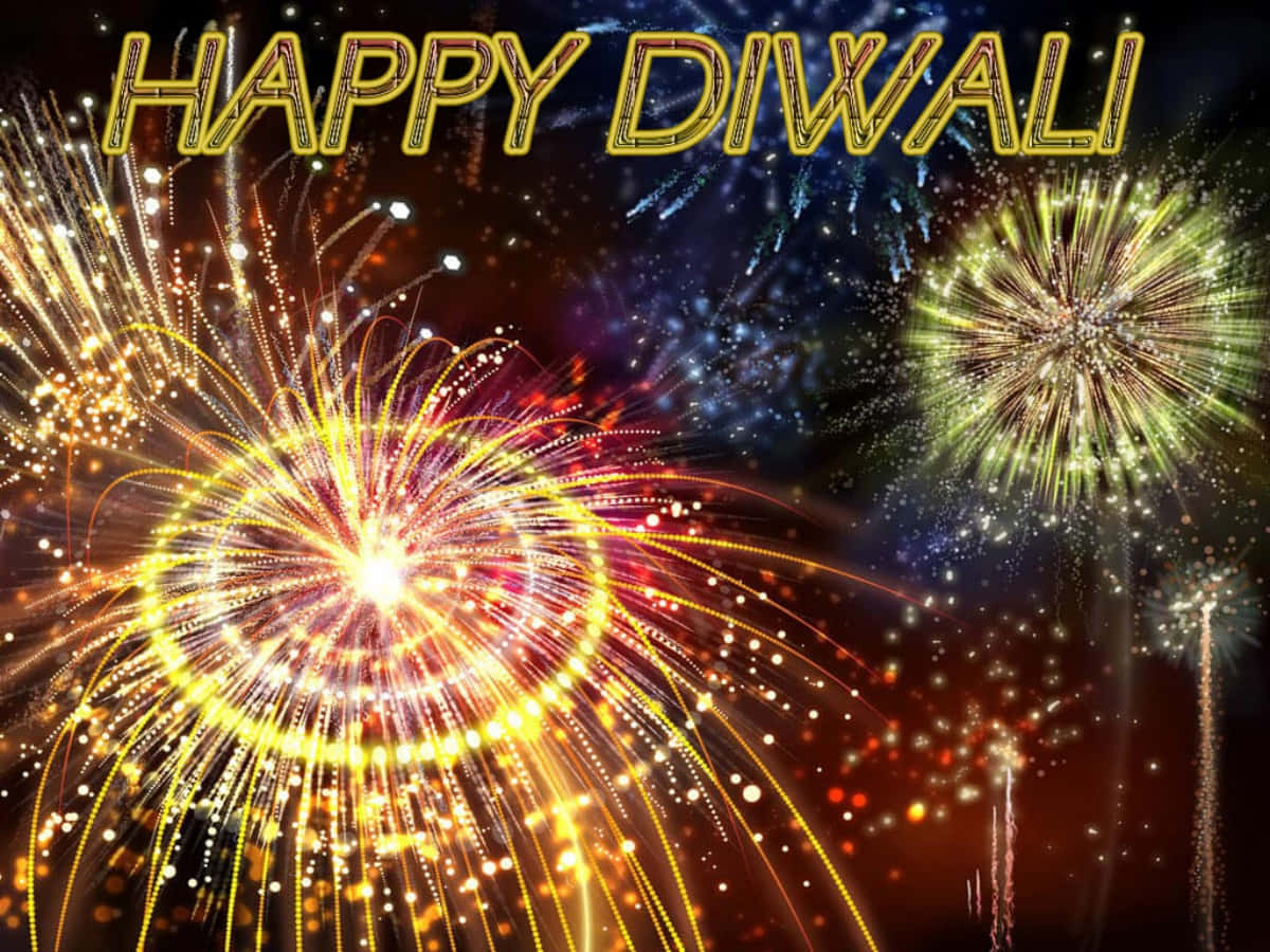 Happy Diwali 桌布 壁紙 — 鮮豔的煙火在黑暗的夜空中綻放出金色、紅色和綠色的光芒，上方閃爍著「HAPPY DIWALI」字樣。