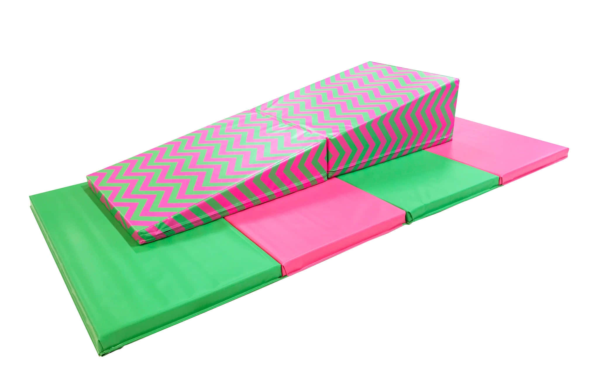 Gymnastics Mat 桌布 壁紙 — 鮮豔的粉紅色和綠色體操墊，帶有鋸齒形圖案，以傾斜方式排列在白色背景上。