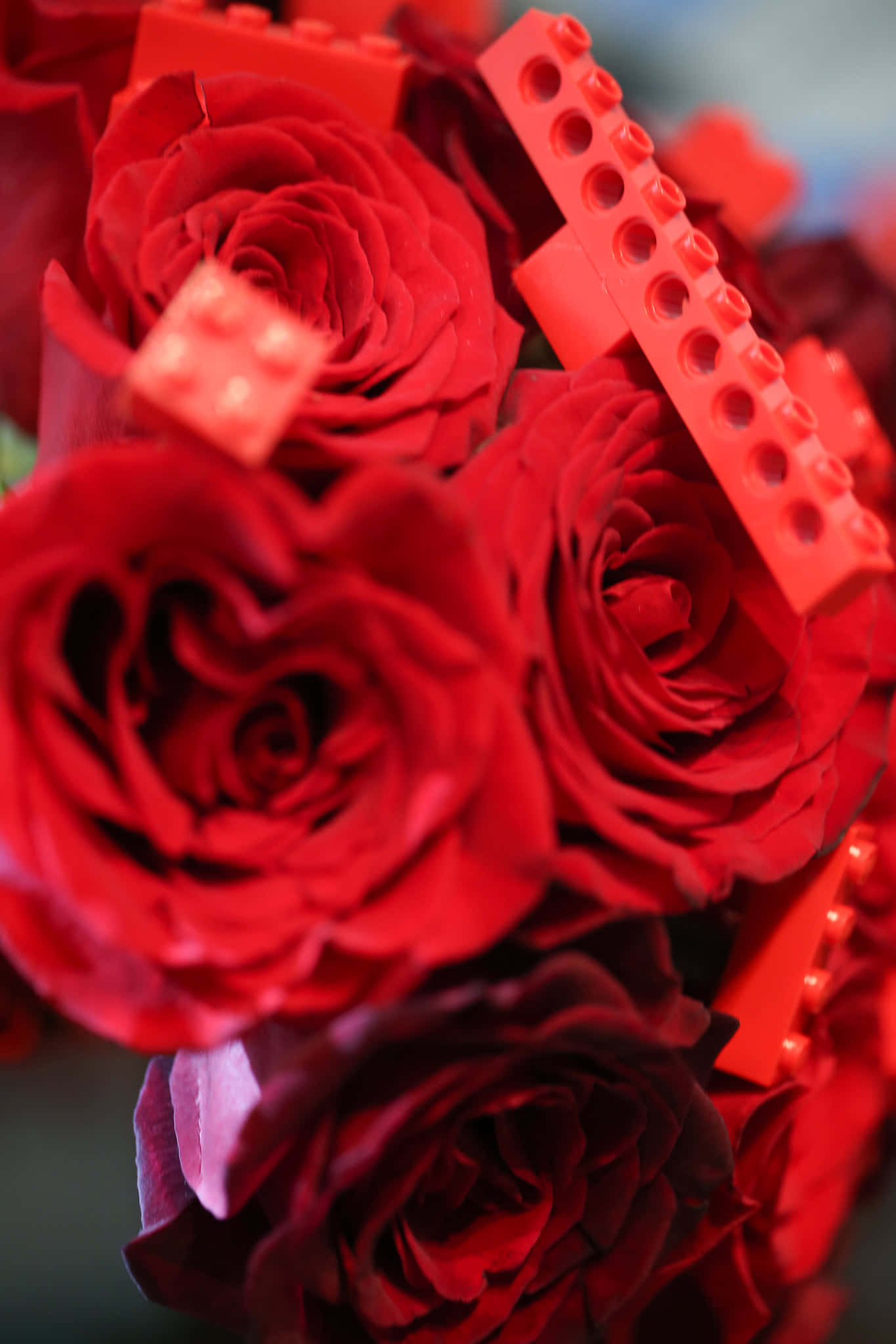 Wedding Bouquet 桌布 壁紙 — 鮮豔的紅玫瑰與紅色LEGO積木交織在一起，在特寫花卉佈置中營造出大膽俏皮的對比。
