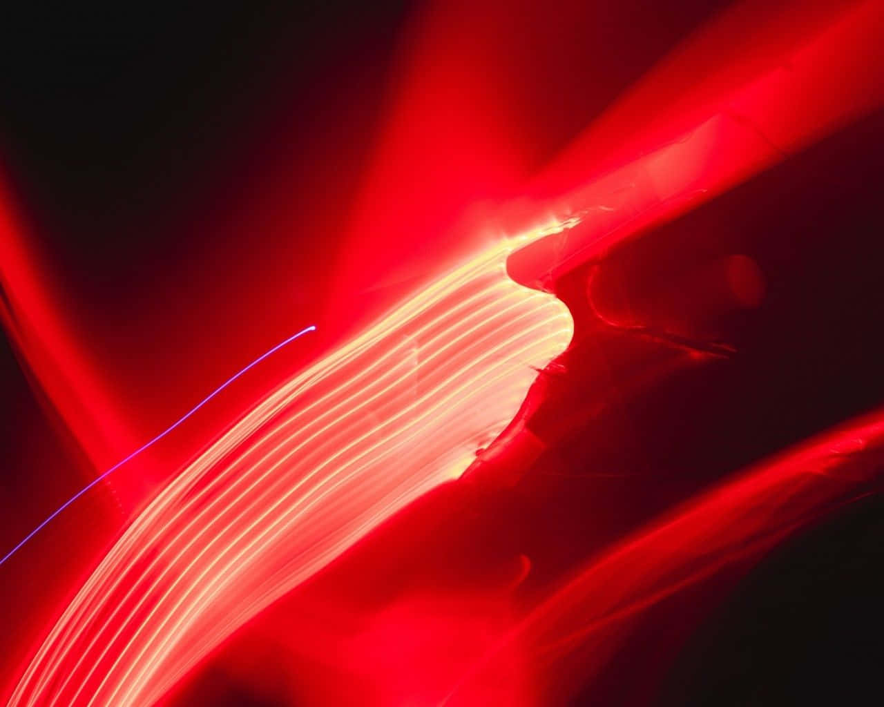 Abstraction 桌布 壁紙 — 鮮豔的紅色光軌在動態長時間曝光拍攝中劃過黑暗背景。