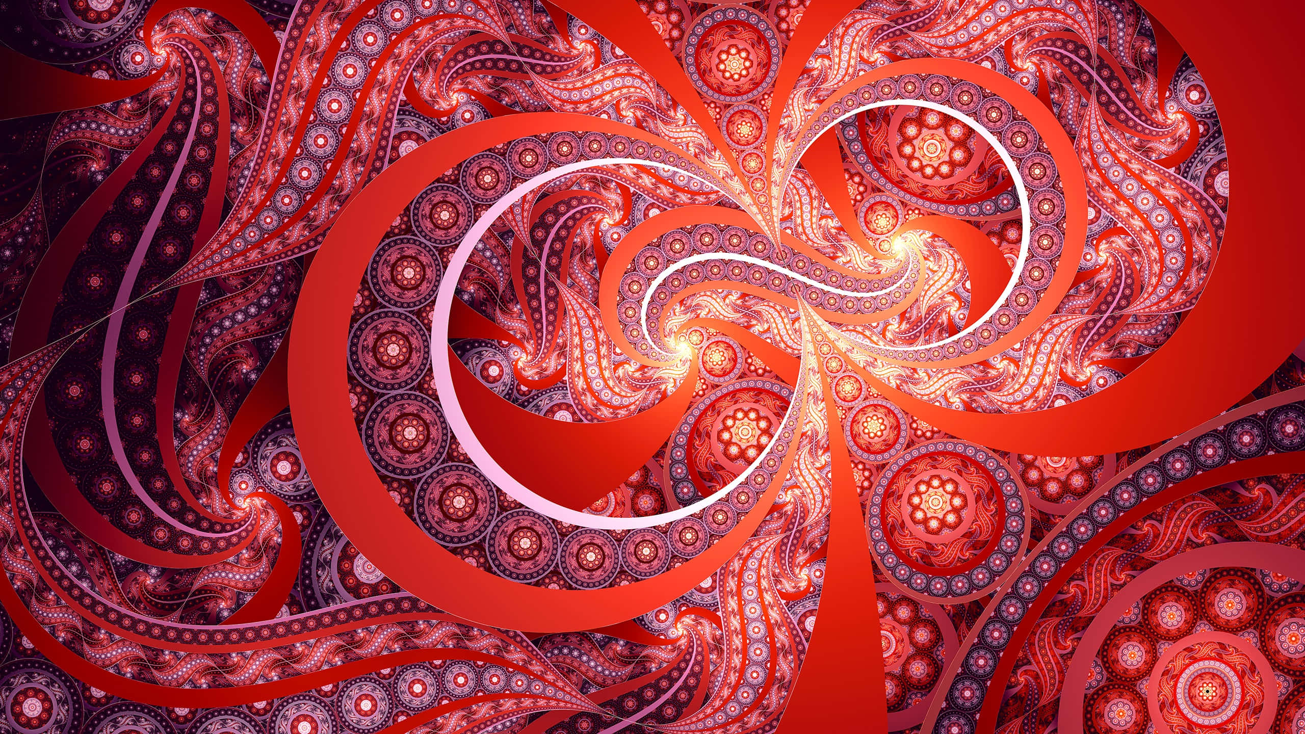 Trippy Fractals 桌布 壁紙 — 鮮豔的紅色和橙色分形圖案在催眠般的螺旋中旋轉，帶有發光的中心和複雜的佩斯利細節。