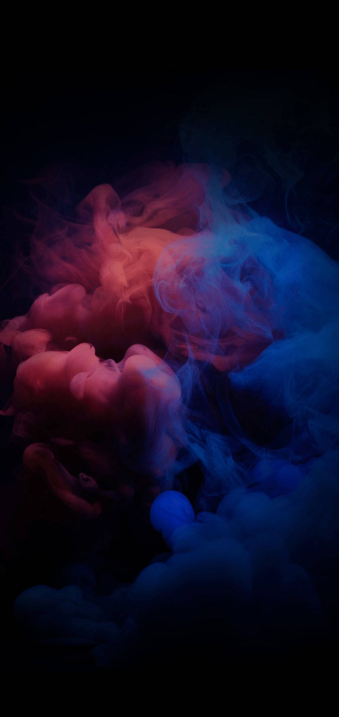 Explosion 桌布 壁紙 — 鮮豔的紅色和藍色墨水在漆黑的背景上戲劇性地旋轉，形成迷人的抽象構圖。