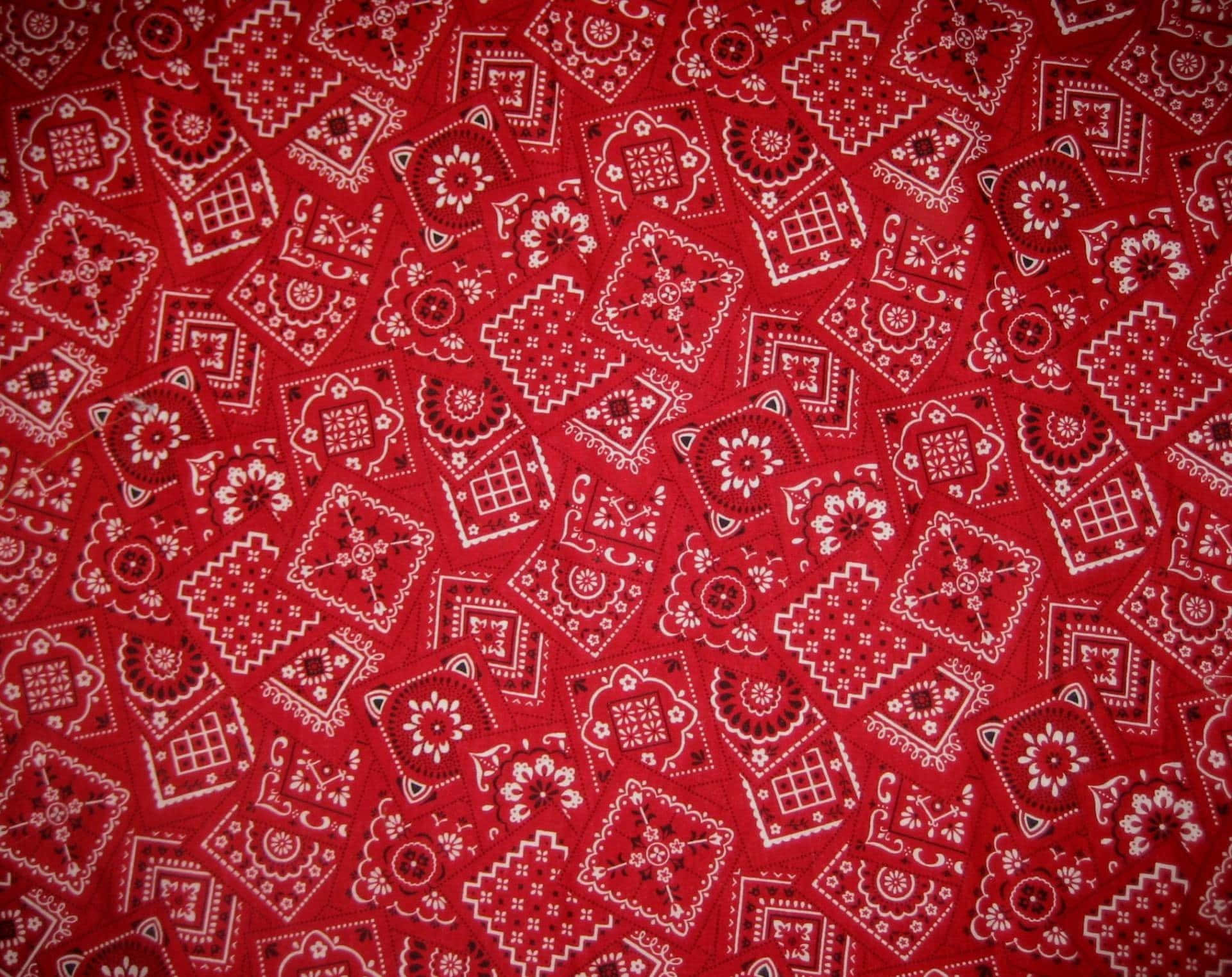 bandana 桌布 壁紙 — 鮮豔的紅色布料，表面重複著複雜的白色幾何和花卉圖案。