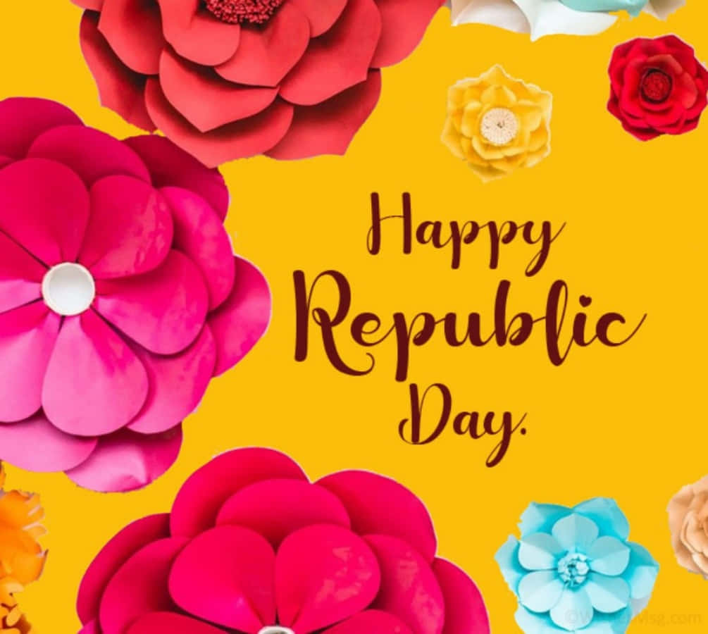 Republic Day 桌布 壁紙 — 鮮豔的紙花（紅色、粉紅色、黃色和藍色）點綴在明亮的黃色背景上，並帶有「Happy Republic Day」文字。