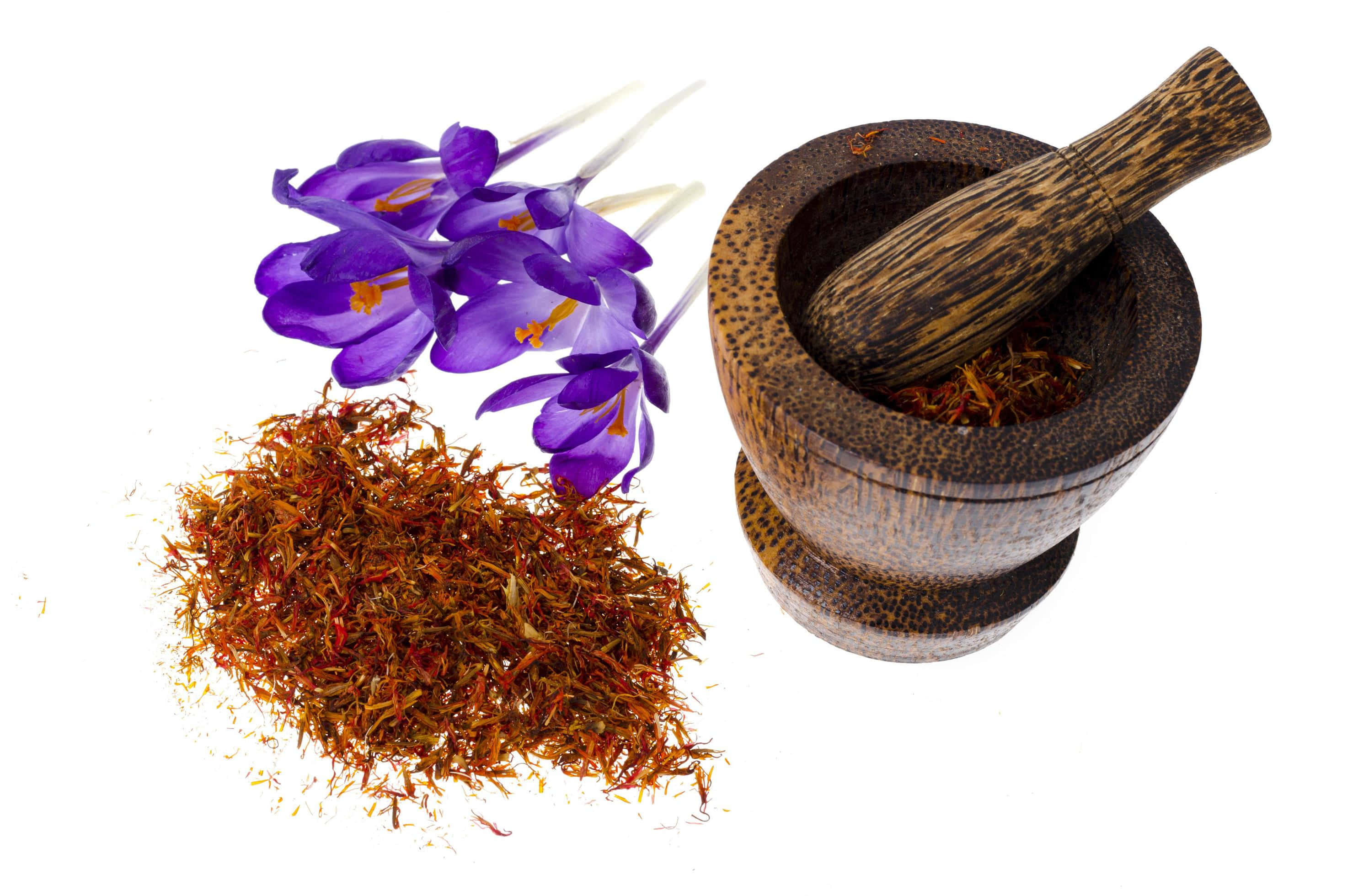 Saffron 桌布 壁紙 — 鮮豔的紫色番紅花和藏紅花絲放在木製研缽和研杵旁邊，背景是純白色。