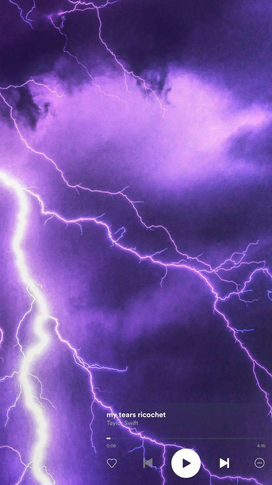 iPhone 桌布 壁紙 — 鮮豔的紫色閃電在暴風雨的天空中叉開，伴隨著烏雲和音樂播放器疊加層。