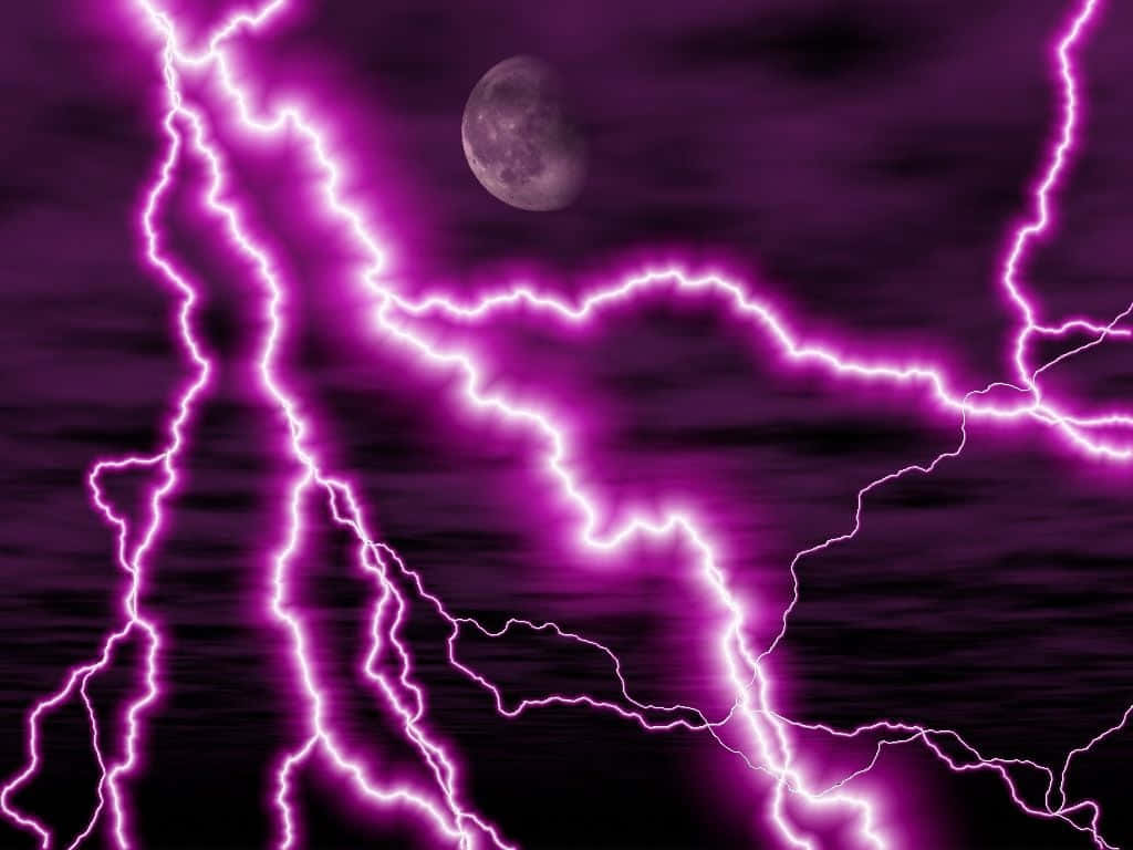 Purple Lightning 桌布 壁紙 — 鮮豔的紫色閃電在暴風雨的天空中叉開，一彎新月在上方發光。