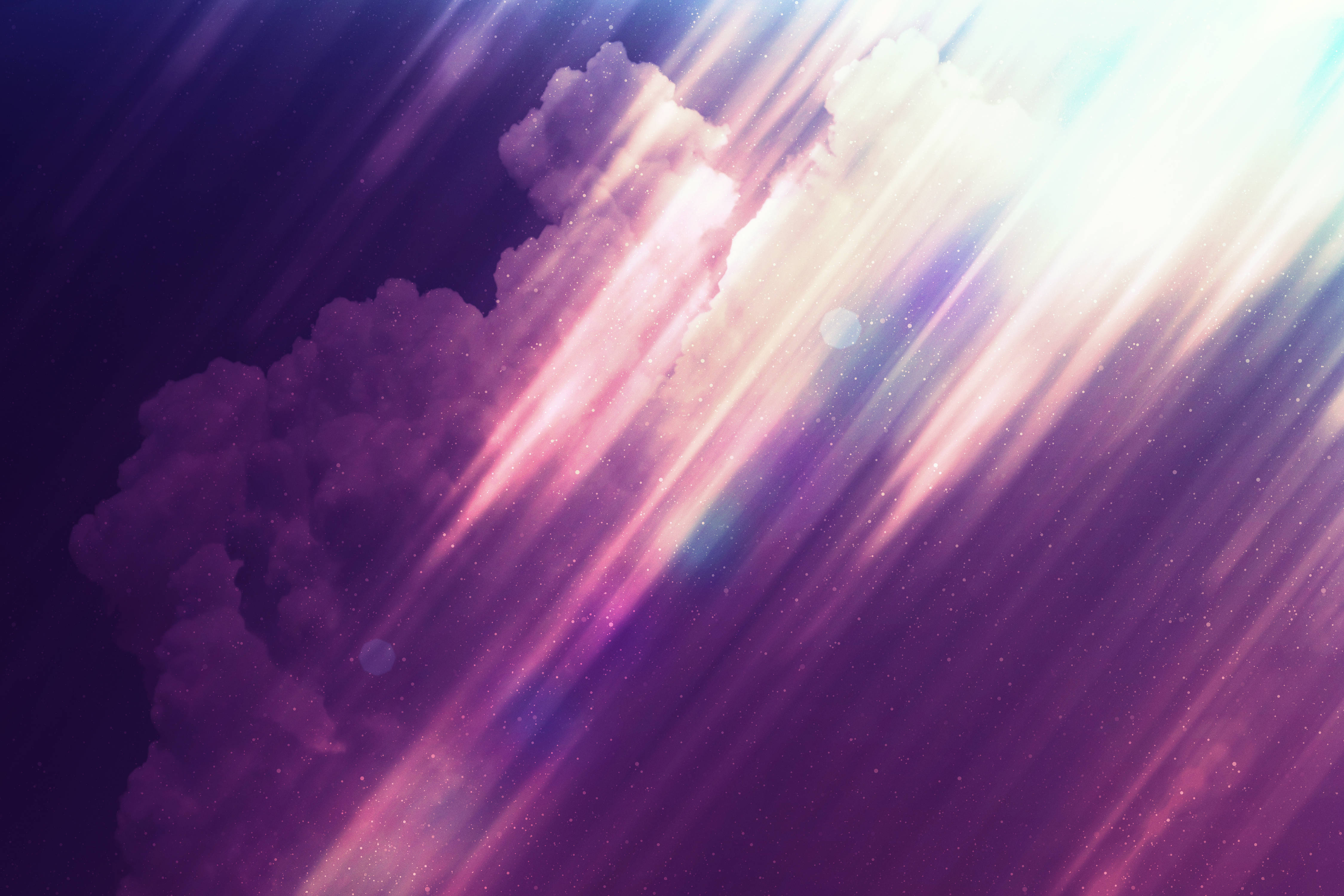 Clouds Aesthetics 桌布 壁紙 — 鮮豔的紫色雲朵被燦爛的對角光束照亮，背景是繁星點點的宇宙天空。