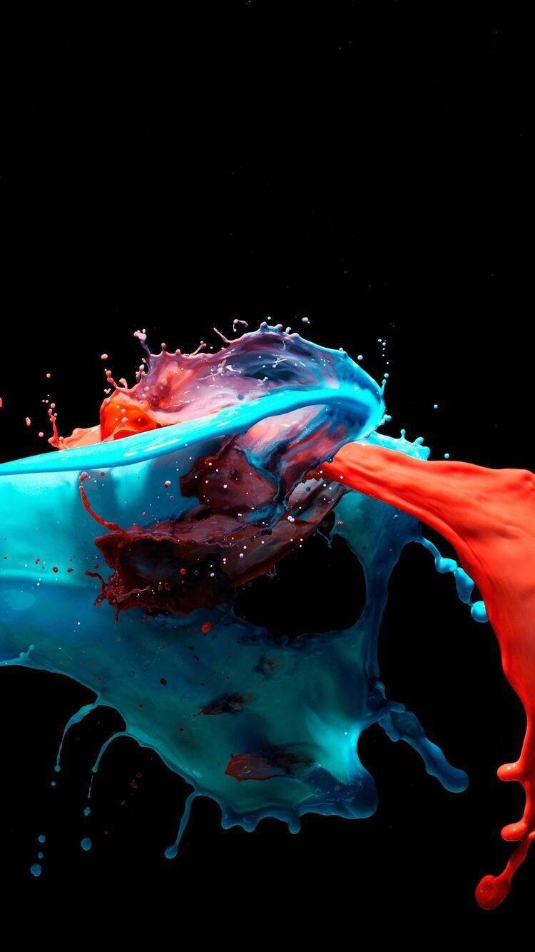 Paint Art 桌布 壁紙 — 鮮豔的藍色和紅色油漆飛濺在爆炸性運動的凝固瞬間，動態地碰撞在鮮明的黑色背景上。