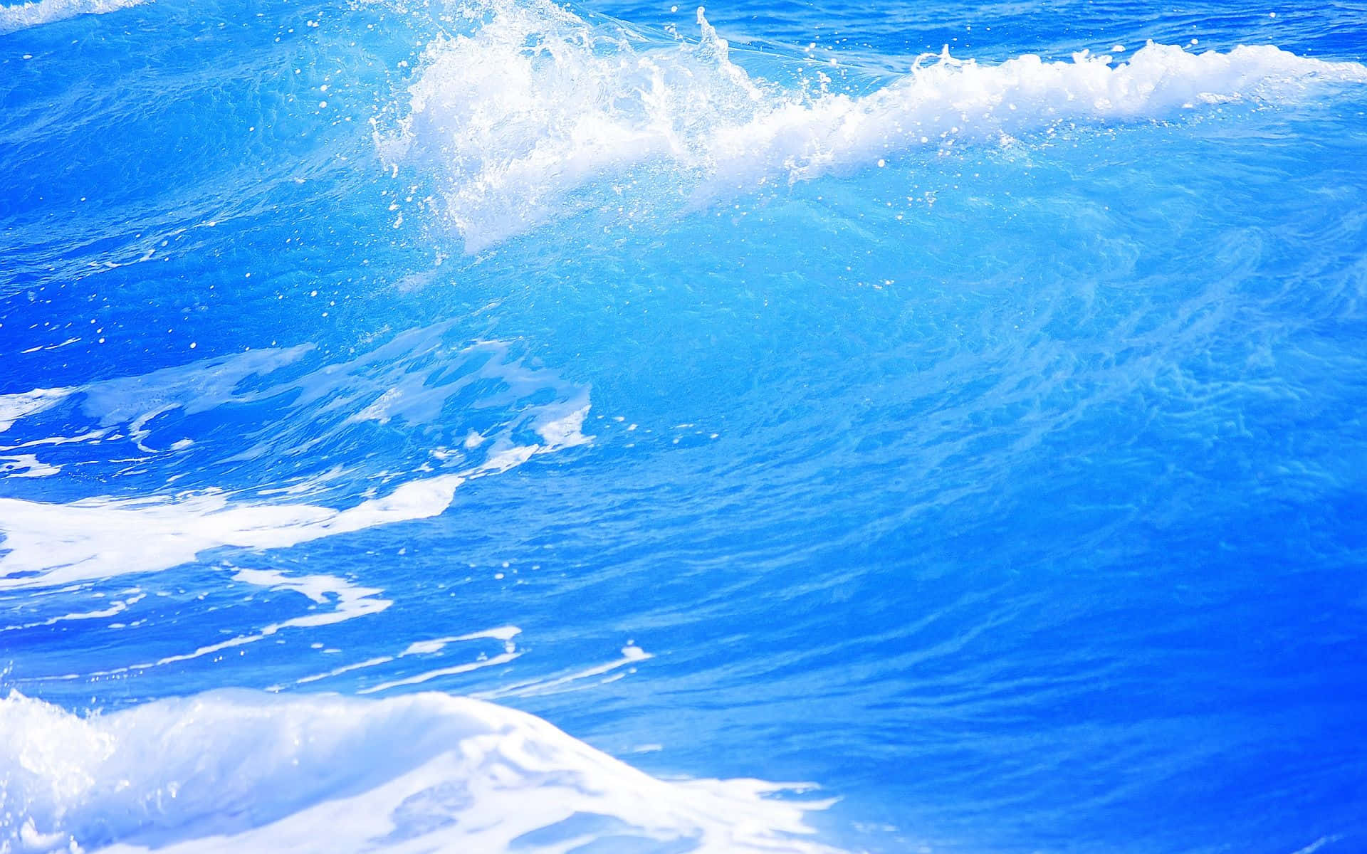 海浪 桌布 壁紙 — 鮮豔的藍色海浪在明亮的陽光下撞擊出白色泡沫，營造出動態的運動感。