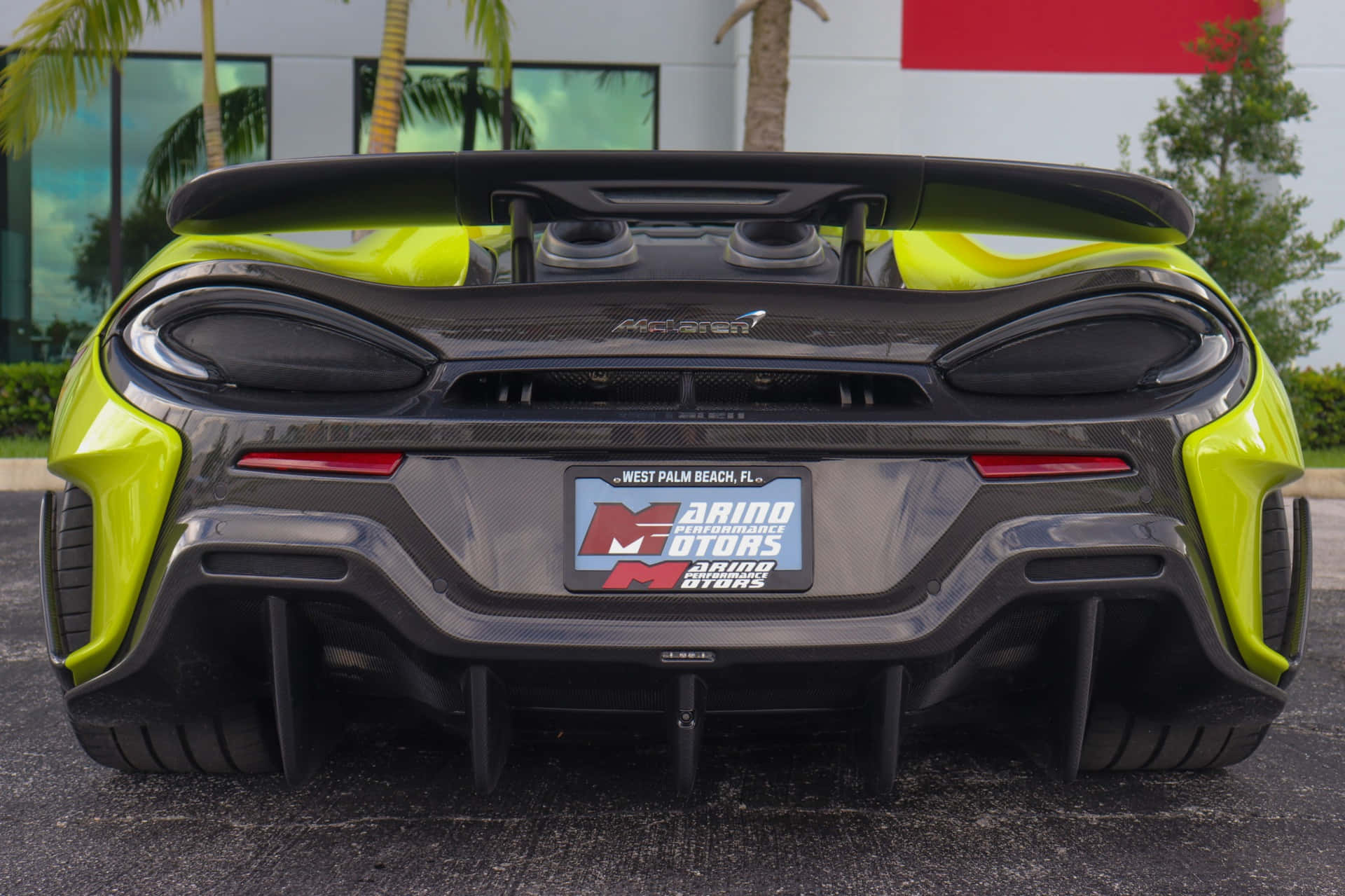 Mclaren 600lt Spider 桌布 壁紙 — 鮮豔的青檸綠色McLaren 720S後視圖，展示碳纖維細節和激進的空氣動力學，停放在戶外。