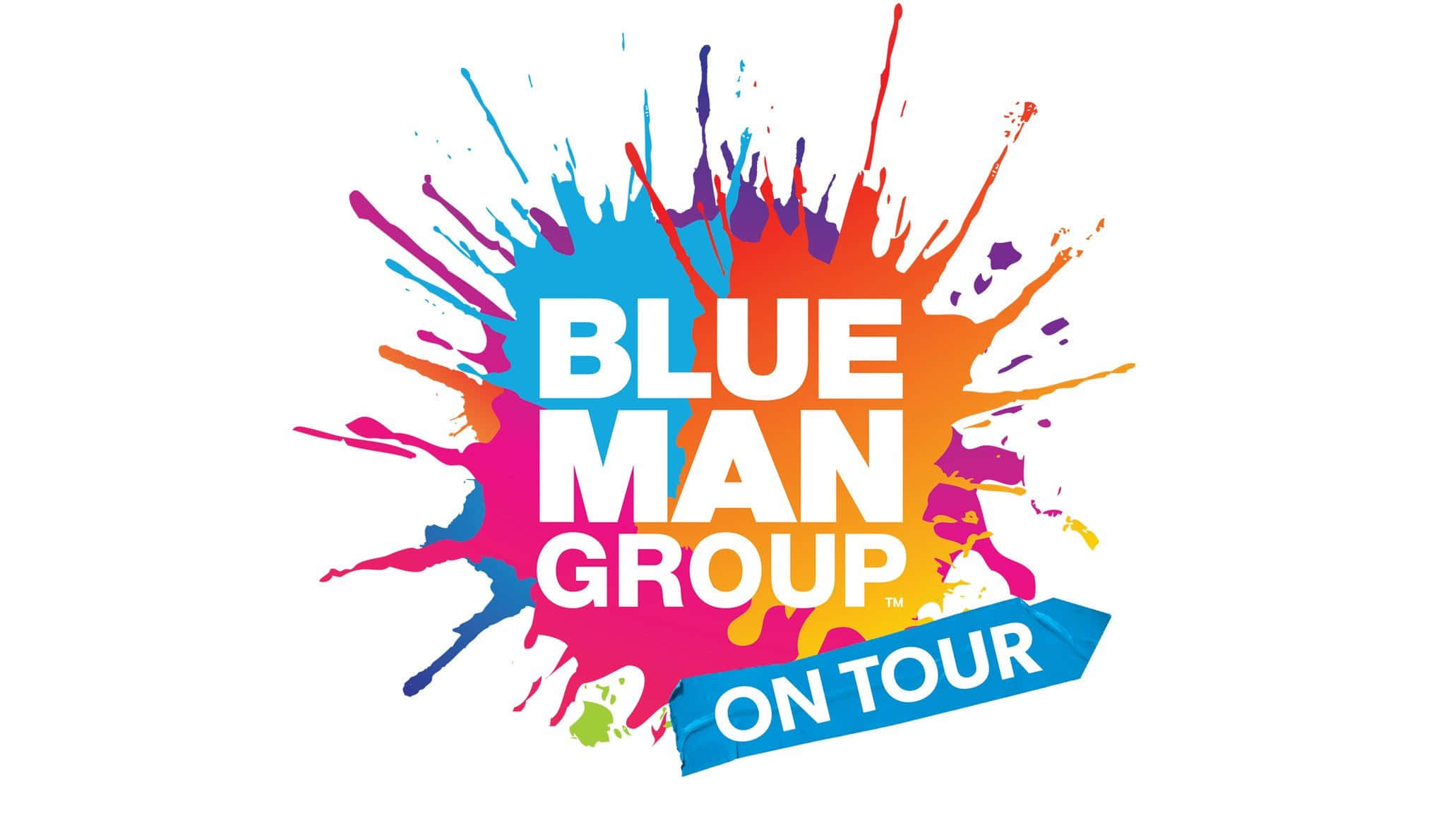 Blue Man Group 桌布 壁紙 — 鮮豔的顏料飛濺在乾淨的白色背景上，襯托出粗體白色文字「Blue Man Group On Tour」。