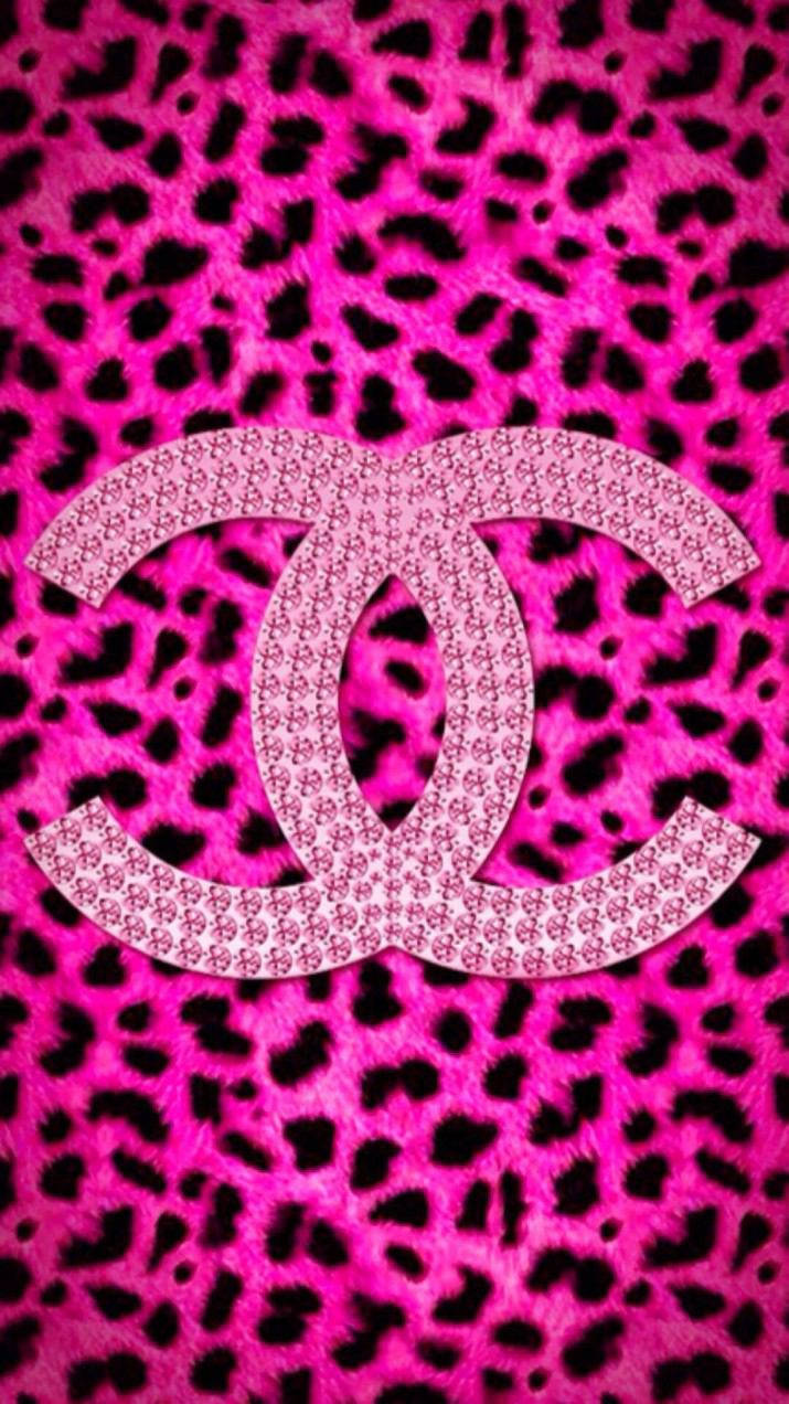 帶有閃亮 Chanel 標誌的粉紅色豹紋