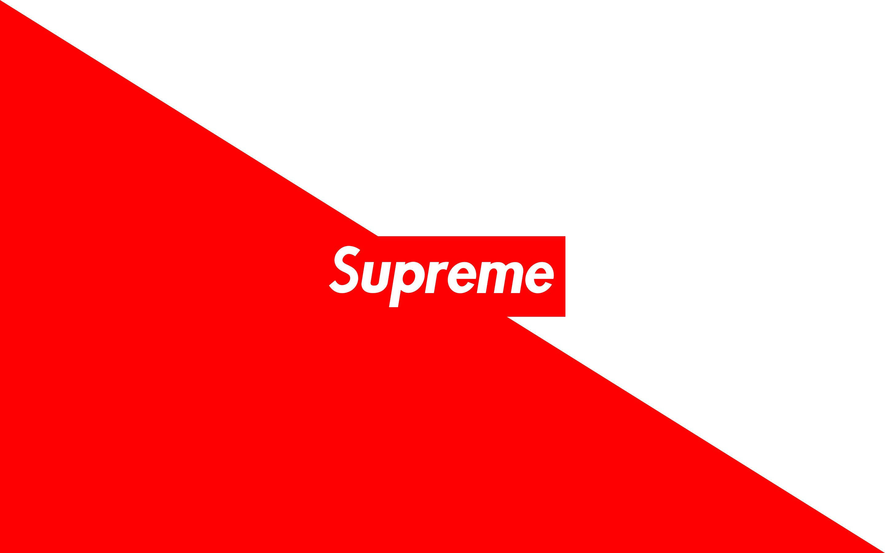 鮮豔紅白Supreme背景 壁紙 — 大膽的紅白斜角分割背景，標誌性的 Supreme 標誌居中在紅色方框中。