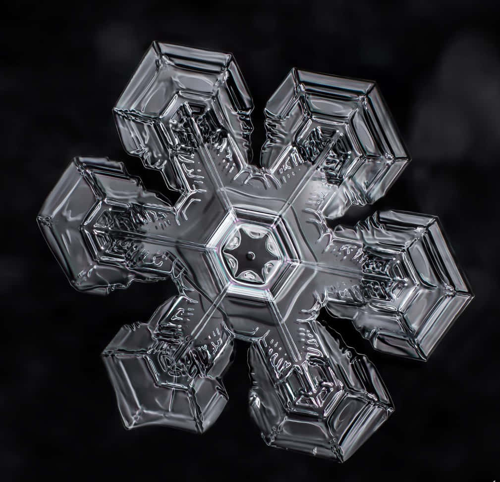 特寫一個複雜的六角冰晶雪花，背景為深色。