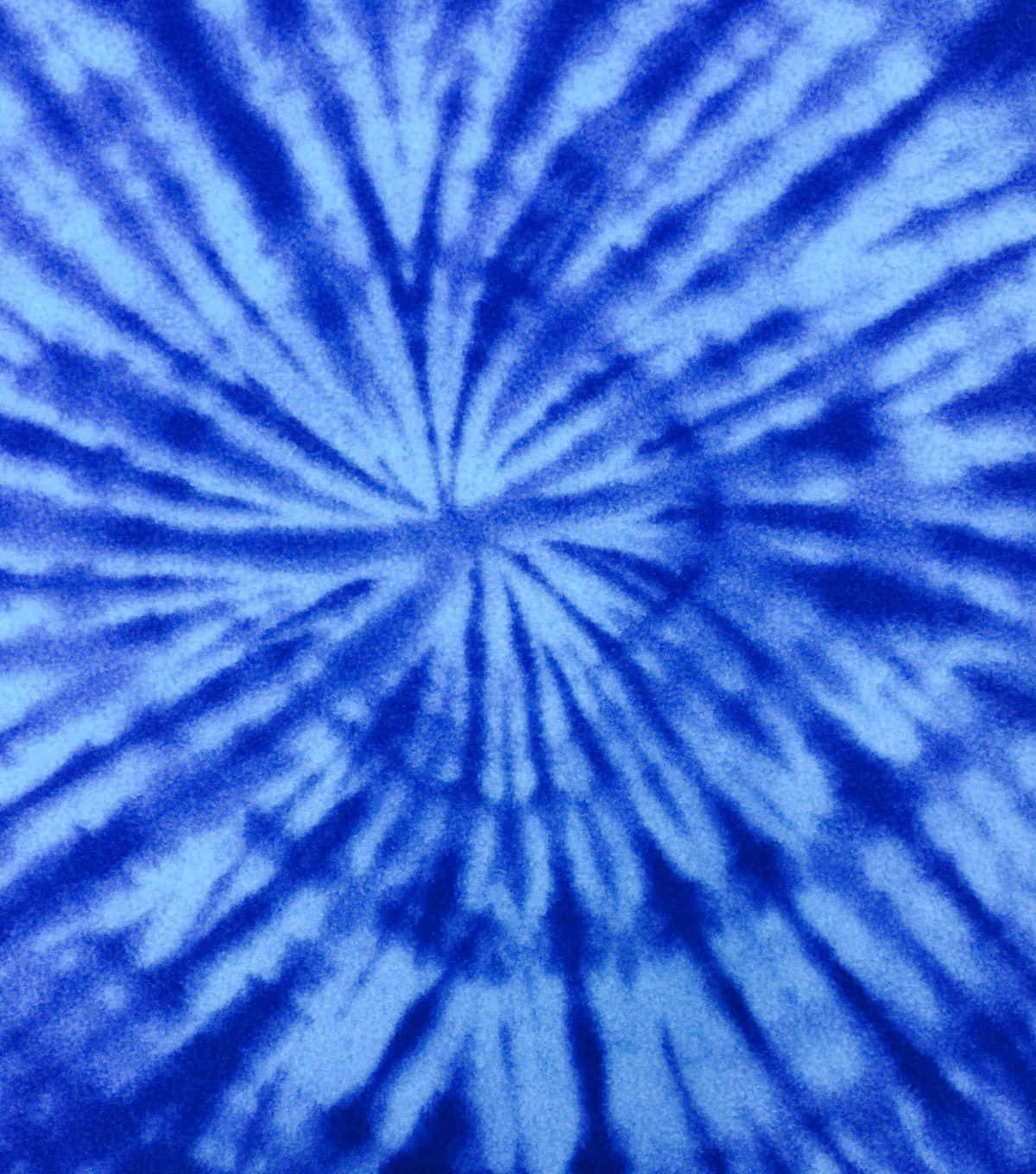 Pastel Tie Dye 桌布 壁紙 — 鮮豔藍色紮染布料的特寫，帶有從中心點輻射出的徑向漩渦。