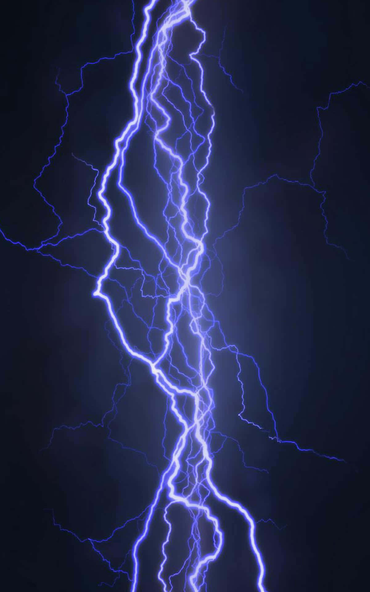 強烈的藍色閃電垂直劃過黑暗的暴風雨天空。