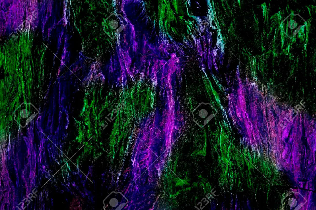 黑色背景上帶有螢光綠色和紫色條紋的抽象流體藝術
