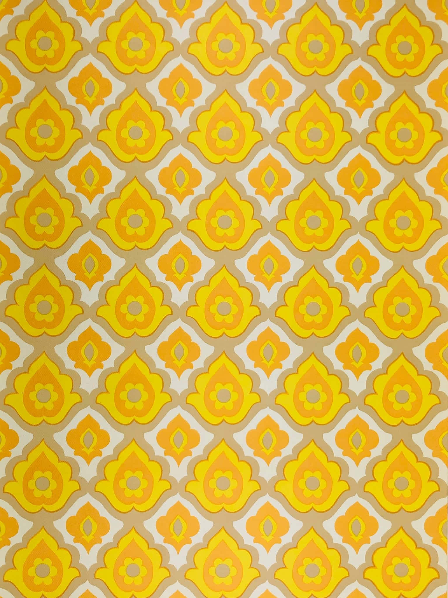 Yellow Geometric 桌布 壁紙 — 鮮黃色和米色的花卉圖案在無縫牆紙設計中以幾何圖案重複出現。