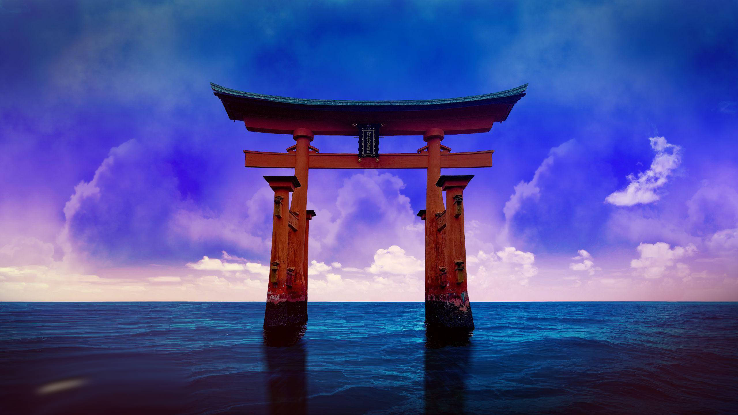 鳥居門紫雲 壁紙 — 一座宏偉的紅色鳥居獨自矗立在平靜的海水中，上方是戲劇性的紫色和藍色暮色天空。