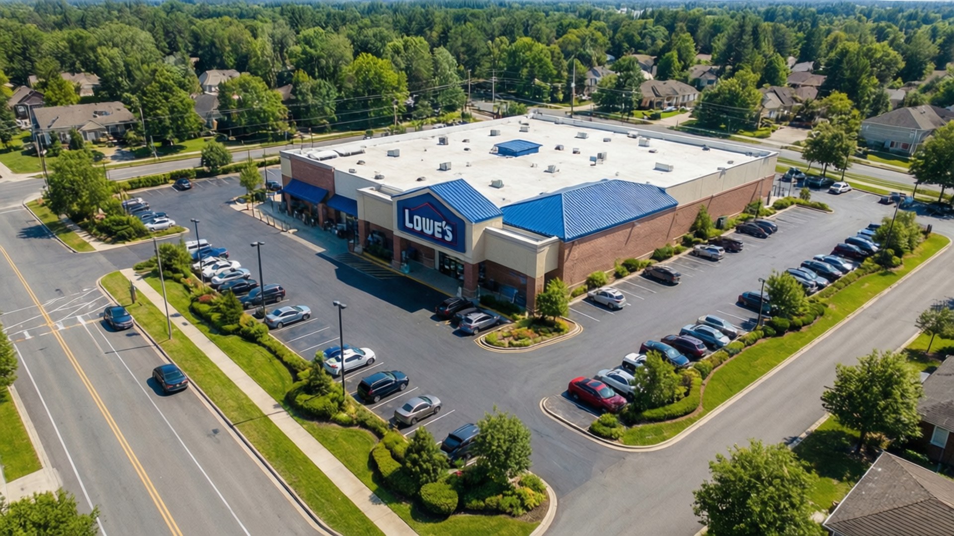Lowe's商店，停車場停滿汽車，周圍綠樹成蔭。