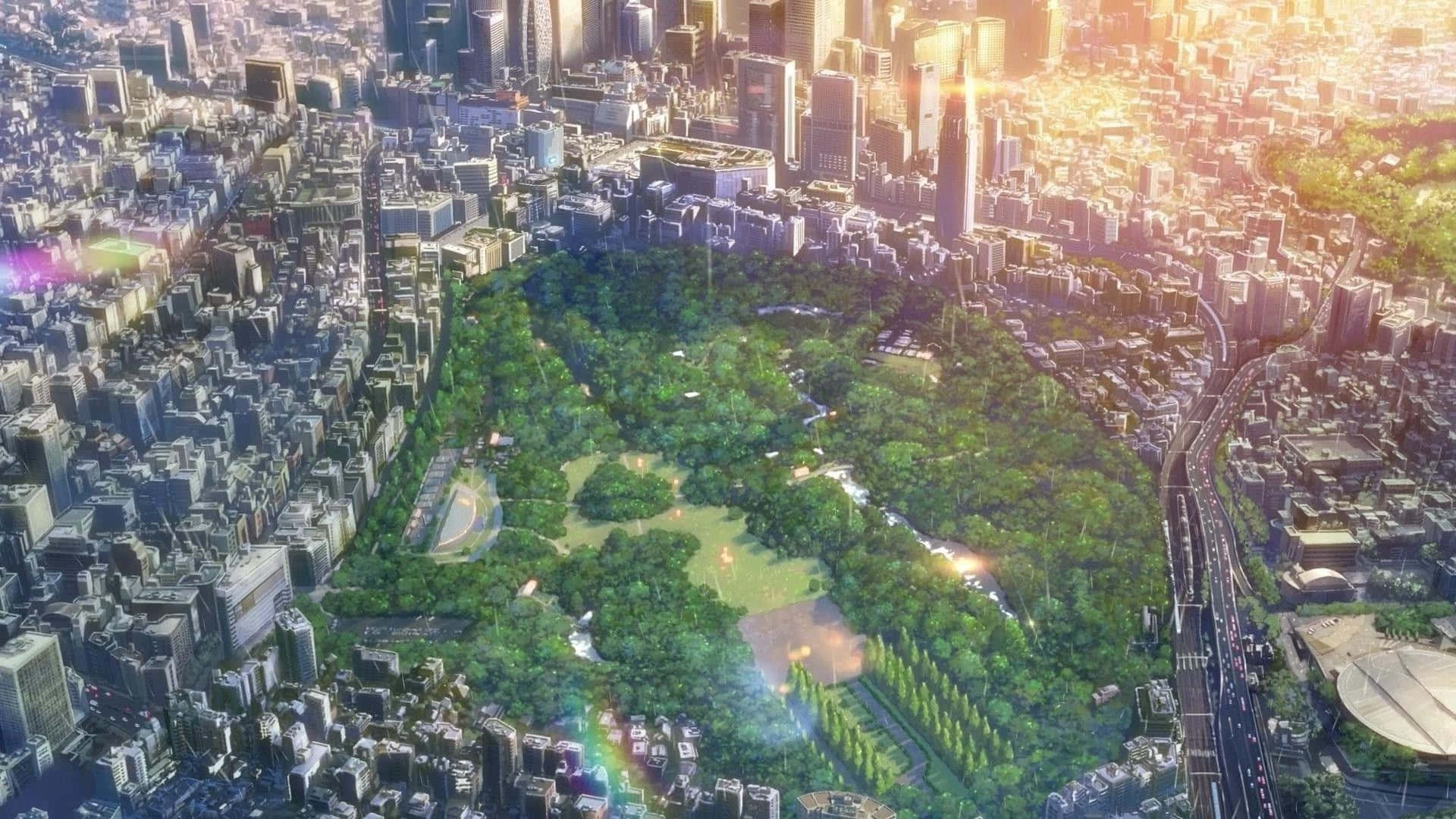 Makoto Shinkai 桌布 壁紙 — 鳥瞰圖，一片茂密的綠色公園被密集的現代摩天大樓環繞，沐浴在金色的日落光輝中。