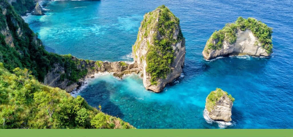 Bali Island 桌布 壁紙 — 鳥瞰圖：碧綠海水環繞翠綠火山島嶼與隱世白沙灘。