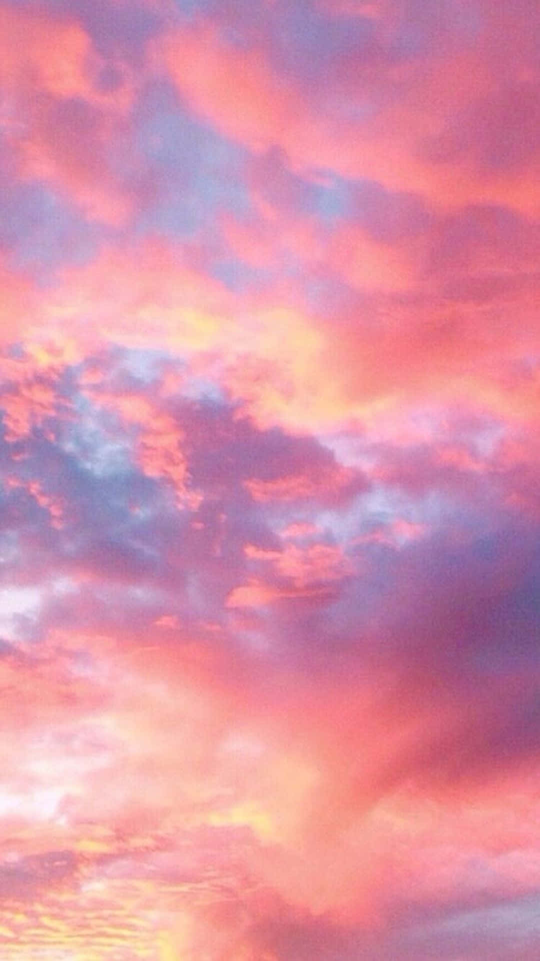 鳥瞰壯麗雲海 壁紙 — 令人驚嘆的日落天空，塗上柔和的粉紅色、橙色和薰衣草色雲彩，在昏暗的藍色背景下溫暖地發光。