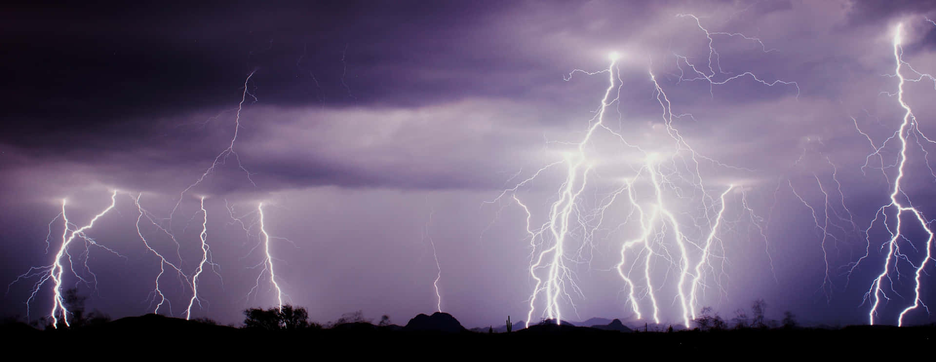 夜間沙漠上空的戲劇性閃電。