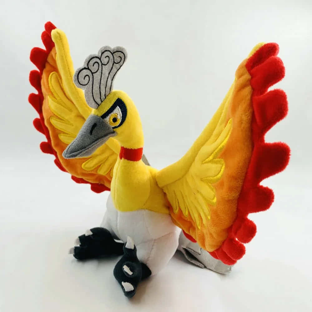 一隻色彩繽紛的鳳凰毛絨玩具，展開翅膀，帶有刺繡細節。