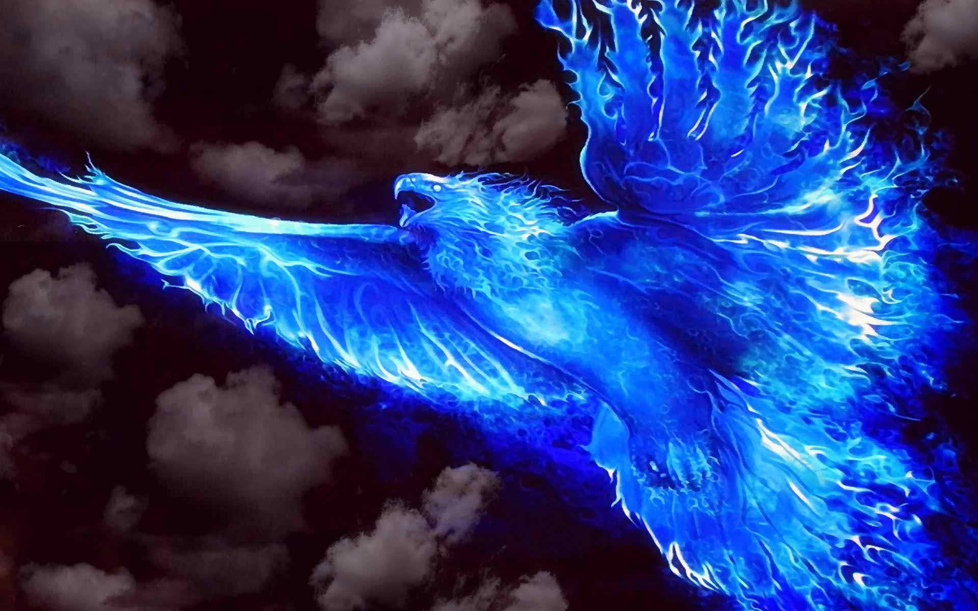 一隻發光的藍色鳳凰，翅膀燃燒，飛過烏雲。 — 鳳凰 壁紙