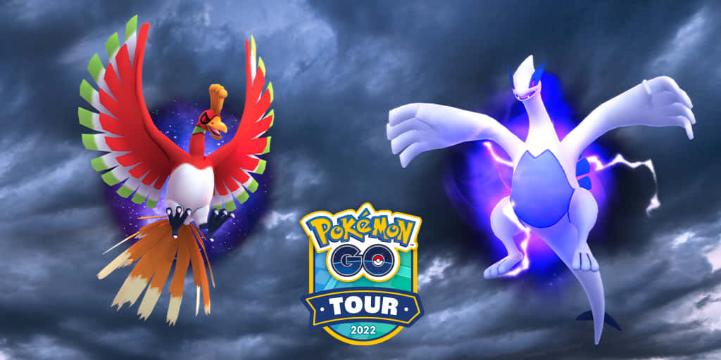 鳳凰鯨鯊寶可夢Go巡迴賽 壁紙 — 兩隻傳說中的寶可夢，Ho-Oh 和 Lugia，在暴風雨的天空下戲劇性地翱翔，下方中央是 Pokémon GO Tour 2022 標誌。