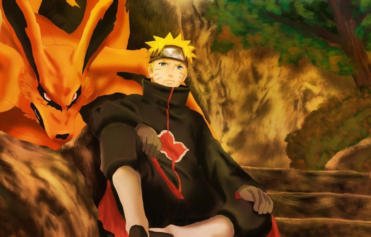 Akatsuki Ninja 桌布 壁紙 — 鳴人平靜地坐在森林空地上，旁邊是他橙色的九尾狐夥伴，溫暖的金色光芒灑落。