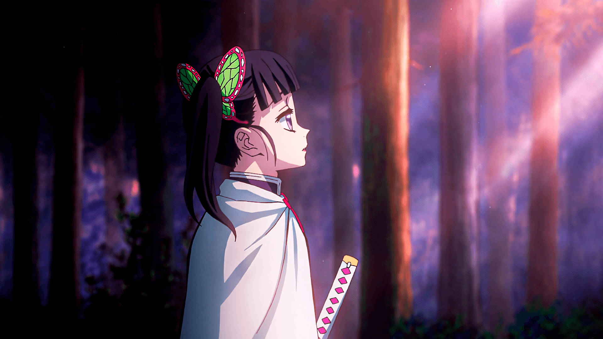 動漫女孩戴著蝴蝶髮夾，在暮色中的魔法森林裡持劍。