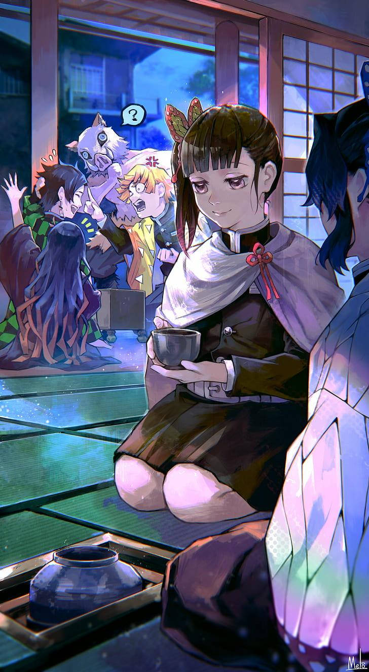 穿著傳統服飾的動漫女孩，在夜晚發光的榻榻米房間裡拿著杯子。