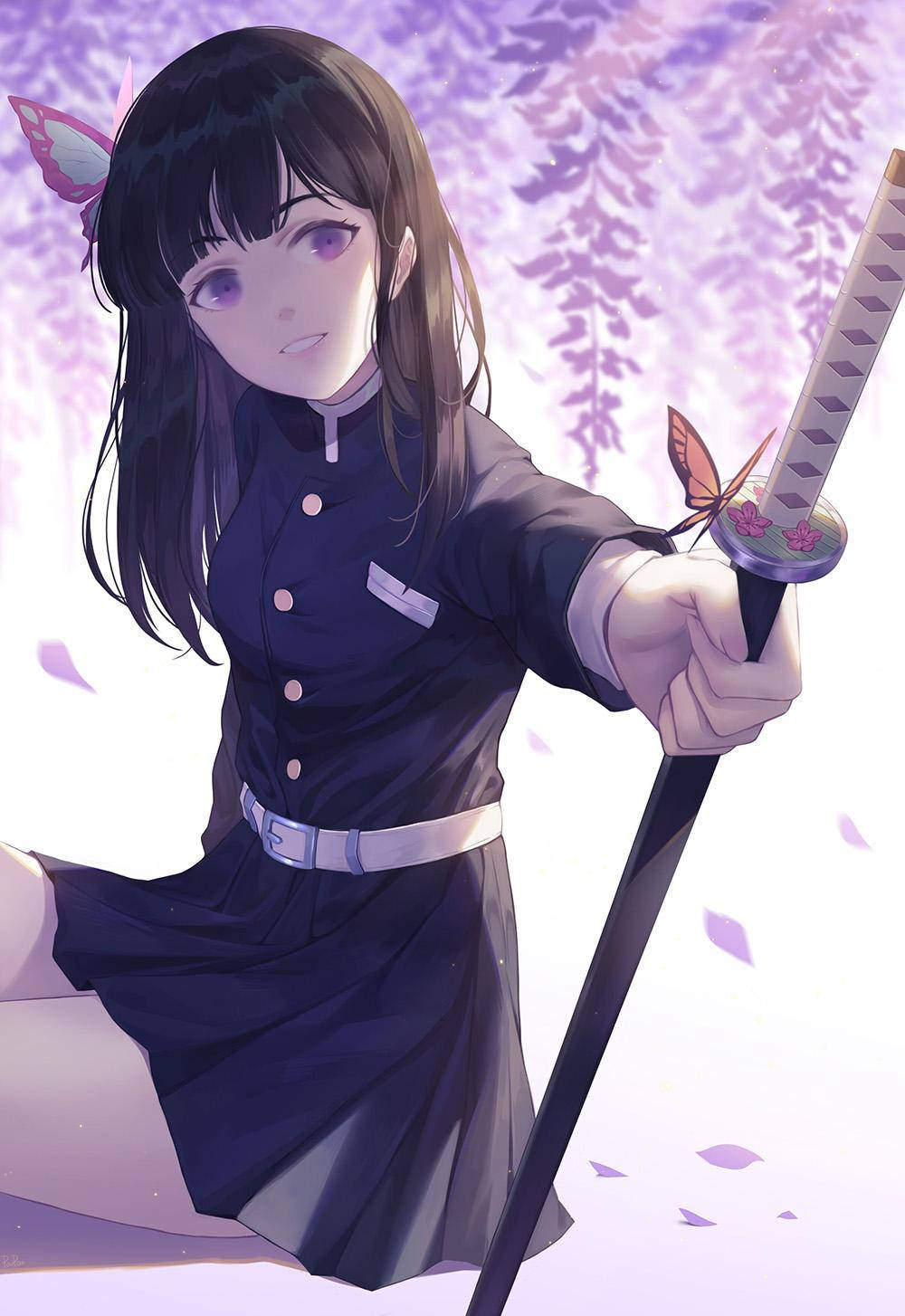 穿著深色制服的動漫女孩，在紫色紫藤下拿著帶有蝴蝶裝飾的劍。