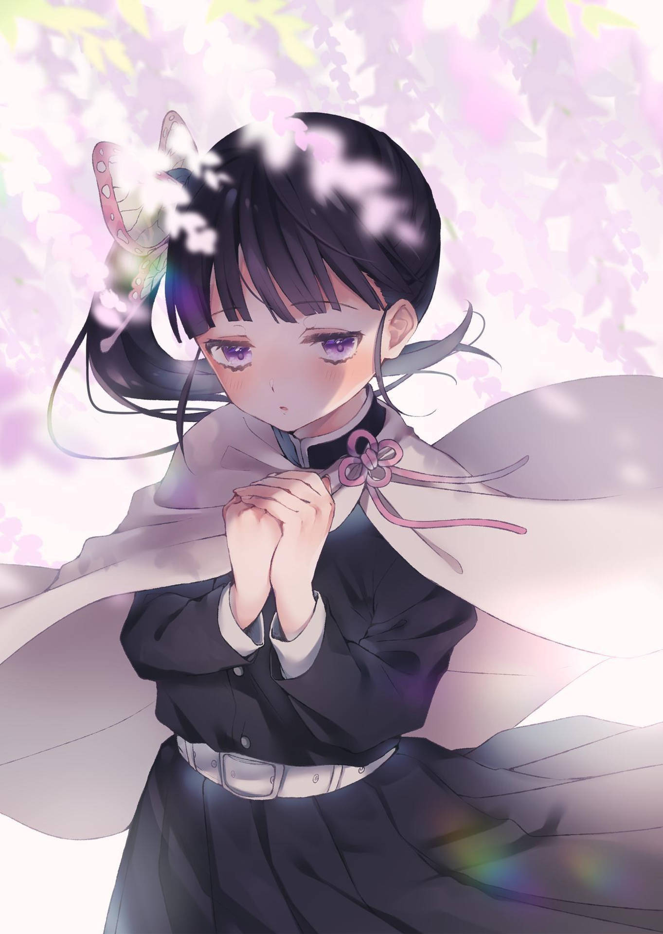 穿著傳統服裝的動漫女孩，在櫻花下帶著蝴蝶飾品