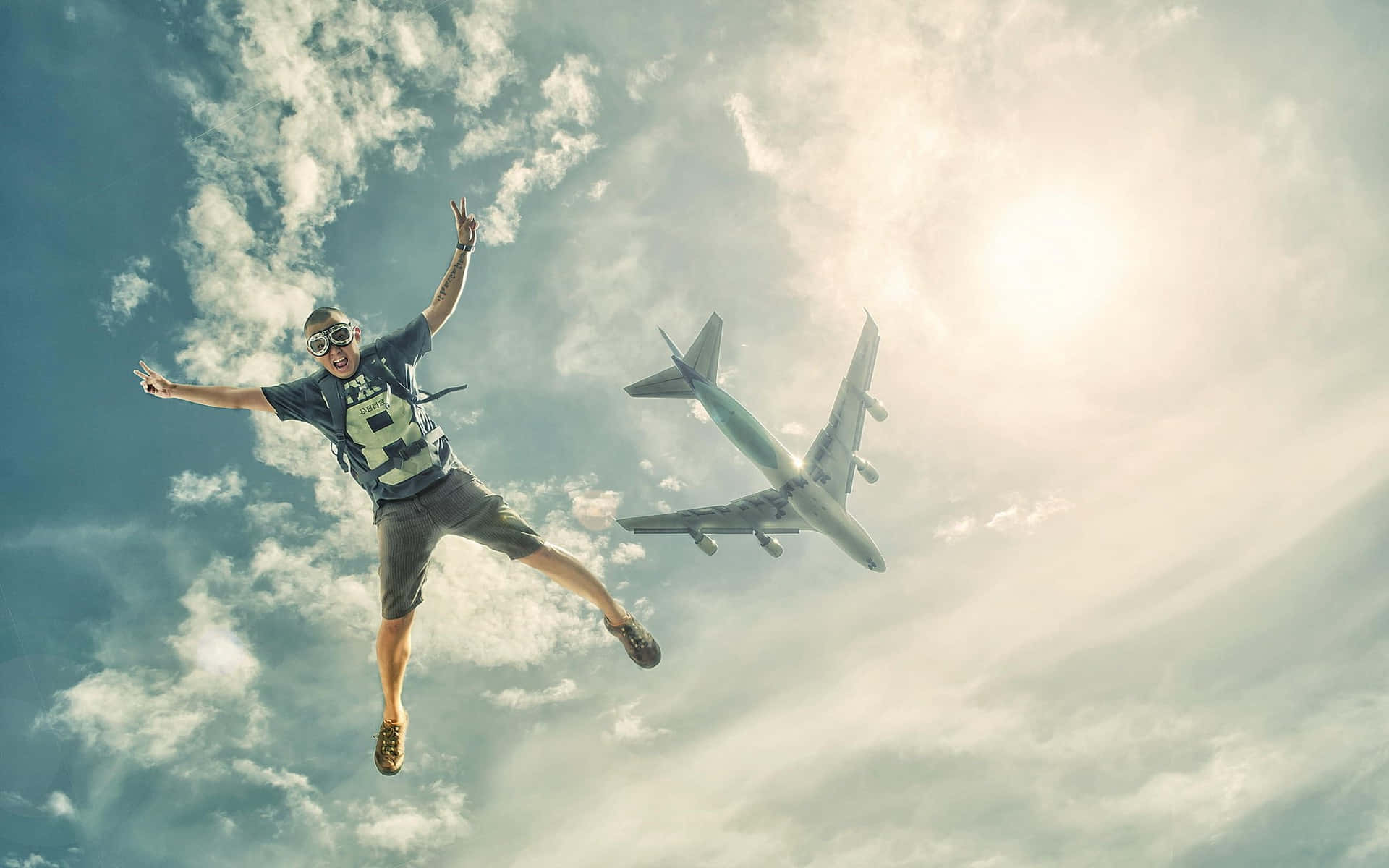 戴護目鏡的男子在飛機旁明亮的天空中跳躍