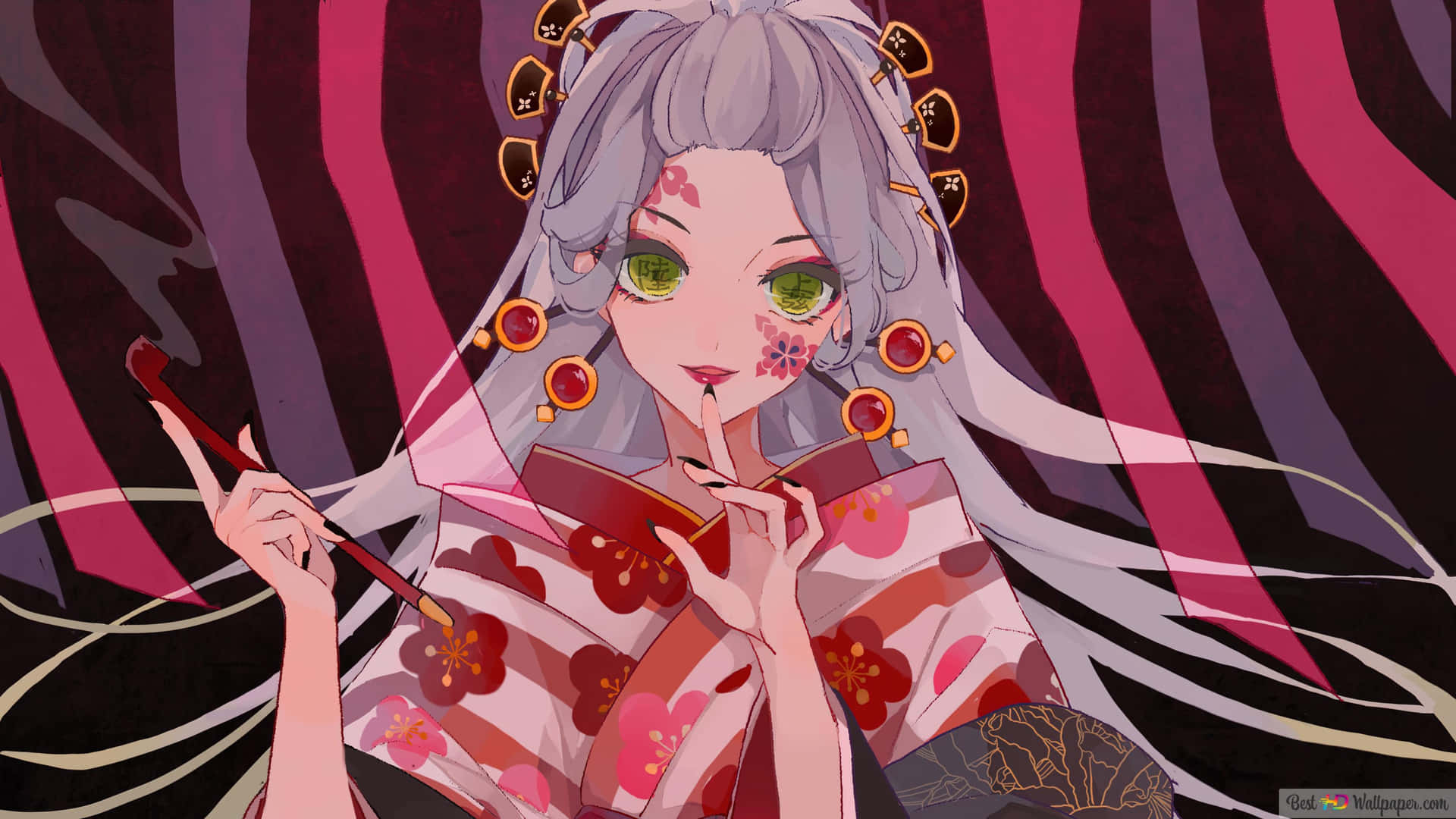 鷹柱身穿傳統紅色和服 壁紙 — 一個風格化的動漫女孩，銀色頭髮和綠色眼睛，穿著花卉和服，背景是醒目的粉紅和黑色條紋。