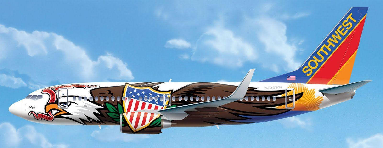 西南航空飛機帶有鷹和盾牌設計在藍天白雲中飛行