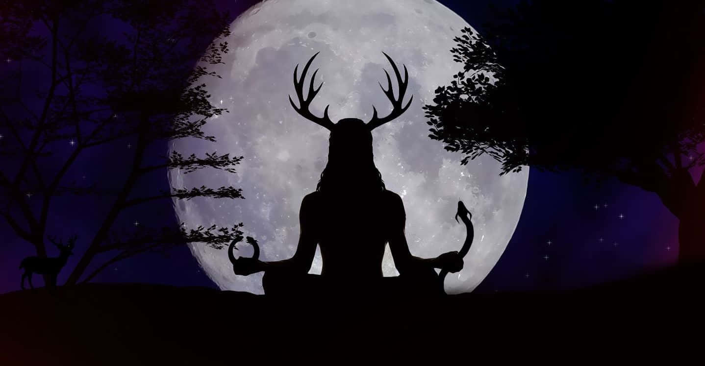 Pagan 桌布 壁紙 — 鹿頭人形剪影在巨大月亮下冥想，夜空中有樹木和星星。